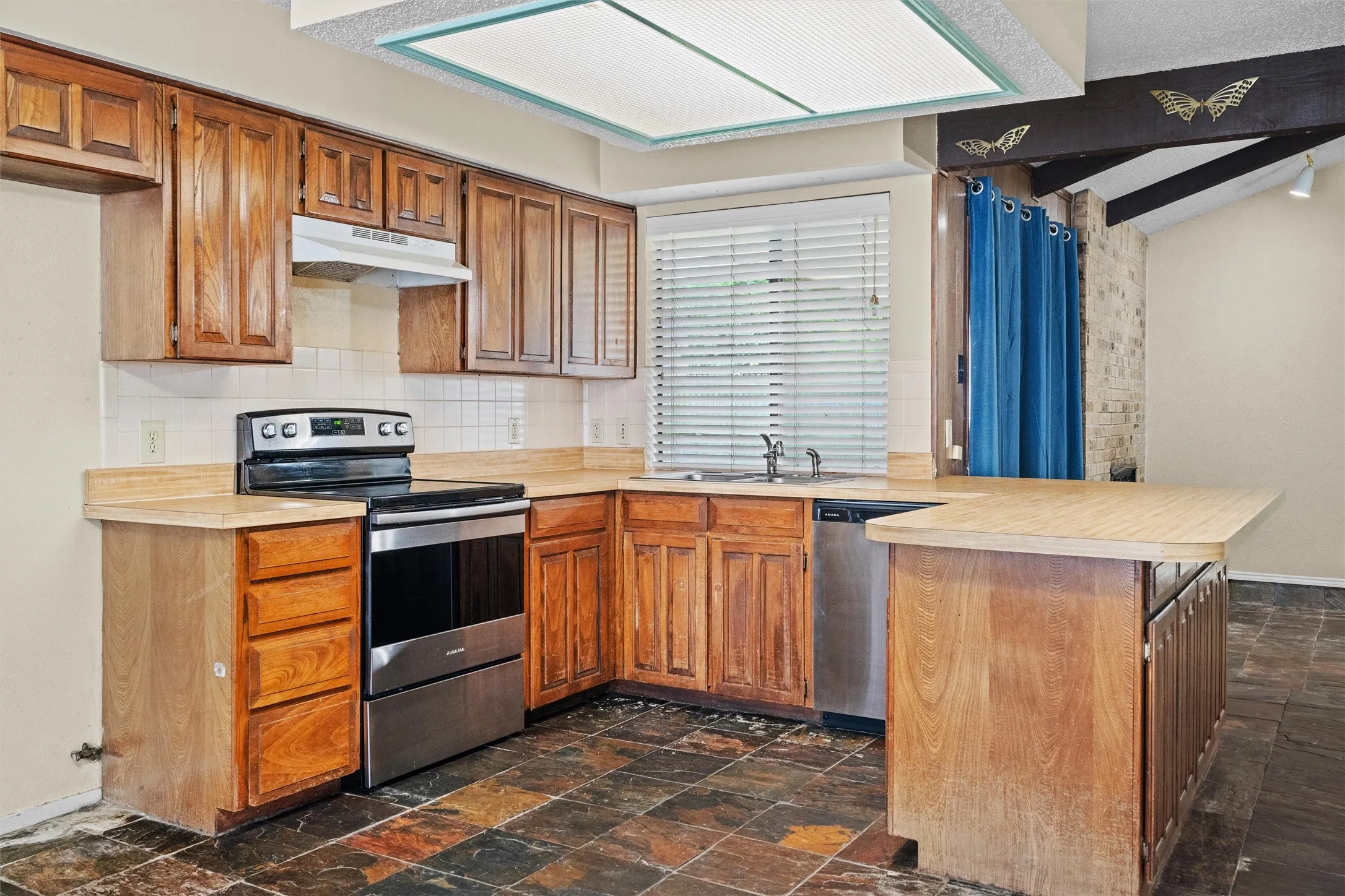 Single Family Residence For Sale in Tarrant County , 5601 Kingstree Court, Arlington, Texas 76017, 3 Bedroom, 2 Bathroom, 2 Garage spaces, 1,612 Sqft, built in 1982, mls#21302803, Real Estate Agent in Arlington, Homes For Sale in Tarrant county, Homes For Sale in Arlington, Realtor in Arlington Texas, Real Estate Brokerage Independent Realty Texas, Luminita Cordes Realtor