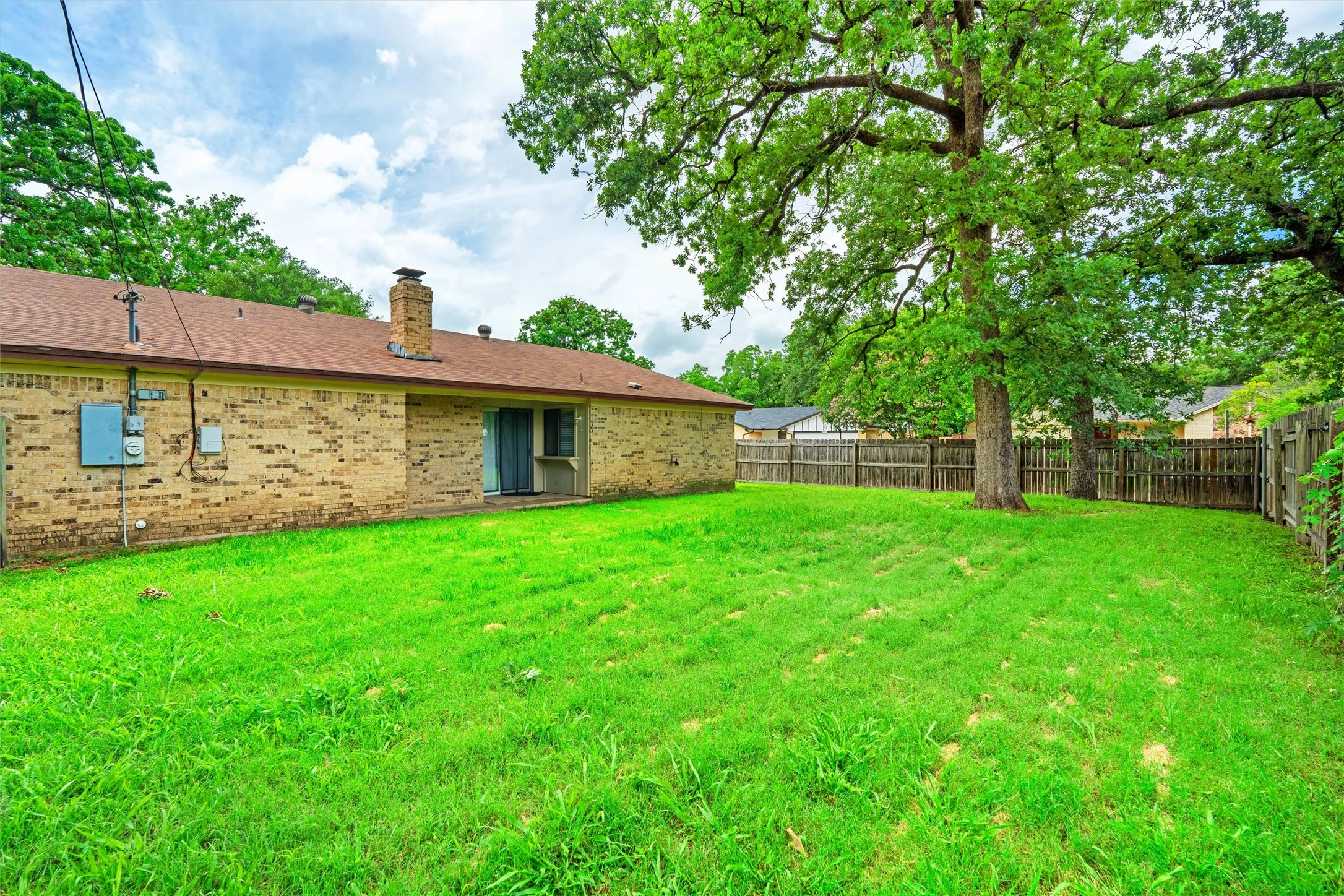 Single Family Residence For Sale in Tarrant County , 5601 Kingstree Court, Arlington, Texas 76017, 3 Bedroom, 2 Bathroom, 2 Garage spaces, 1,612 Sqft, built in 1982, mls#21302803, Real Estate Agent in Arlington, Homes For Sale in Tarrant county, Homes For Sale in Arlington, Realtor in Arlington Texas, Real Estate Brokerage Independent Realty Texas, Luminita Cordes Realtor
