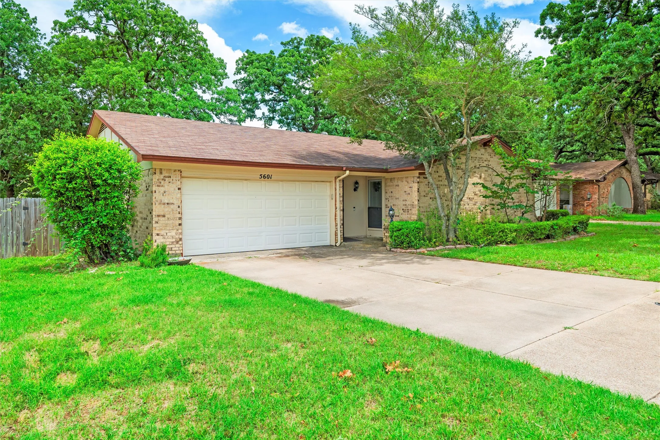 Single Family Residence For Sale in Tarrant County , 5601 Kingstree Court, Arlington, Texas 76017, 3 Bedroom, 2 Bathroom, 2 Garage spaces, 1,612 Sqft, built in 1982, mls#21302803, Real Estate Agent in Arlington, Homes For Sale in Tarrant county, Homes For Sale in Arlington, Realtor in Arlington Texas, Real Estate Brokerage Independent Realty Texas, Luminita Cordes Realtor