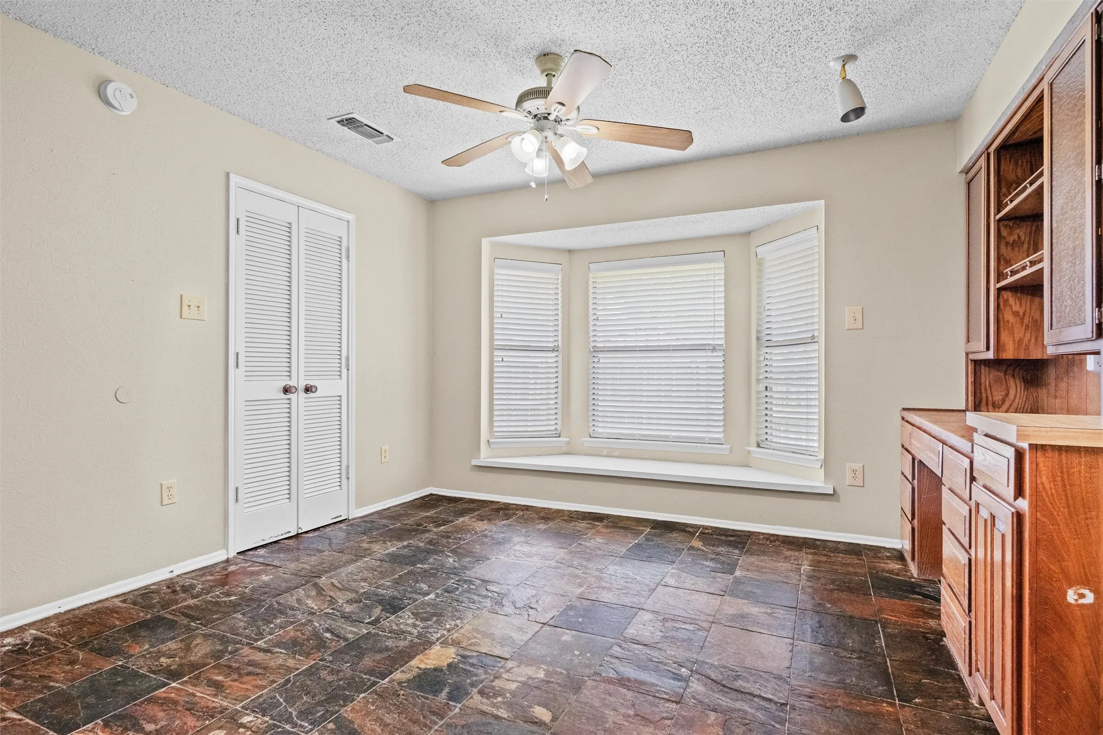 Single Family Residence For Sale in Tarrant County , 5601 Kingstree Court, Arlington, Texas 76017, 3 Bedroom, 2 Bathroom, 2 Garage spaces, 1,612 Sqft, built in 1982, mls#21302803, Real Estate Agent in Arlington, Homes For Sale in Tarrant county, Homes For Sale in Arlington, Realtor in Arlington Texas, Real Estate Brokerage Independent Realty Texas, Luminita Cordes Realtor