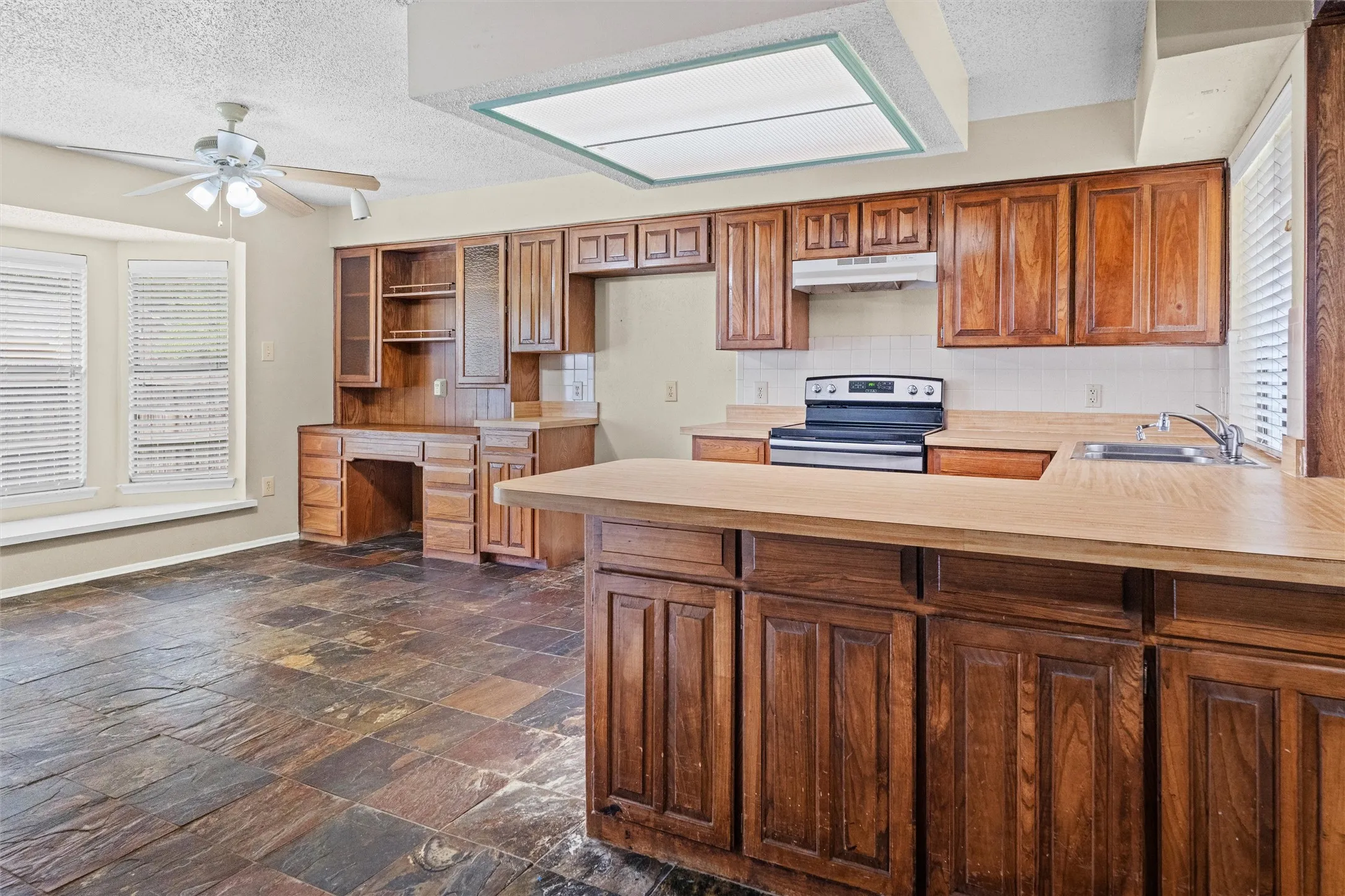 Single Family Residence For Sale in Tarrant County , 5601 Kingstree Court, Arlington, Texas 76017, 3 Bedroom, 2 Bathroom, 2 Garage spaces, 1,612 Sqft, built in 1982, mls#21302803, Real Estate Agent in Arlington, Homes For Sale in Tarrant county, Homes For Sale in Arlington, Realtor in Arlington Texas, Real Estate Brokerage Independent Realty Texas, Luminita Cordes Realtor