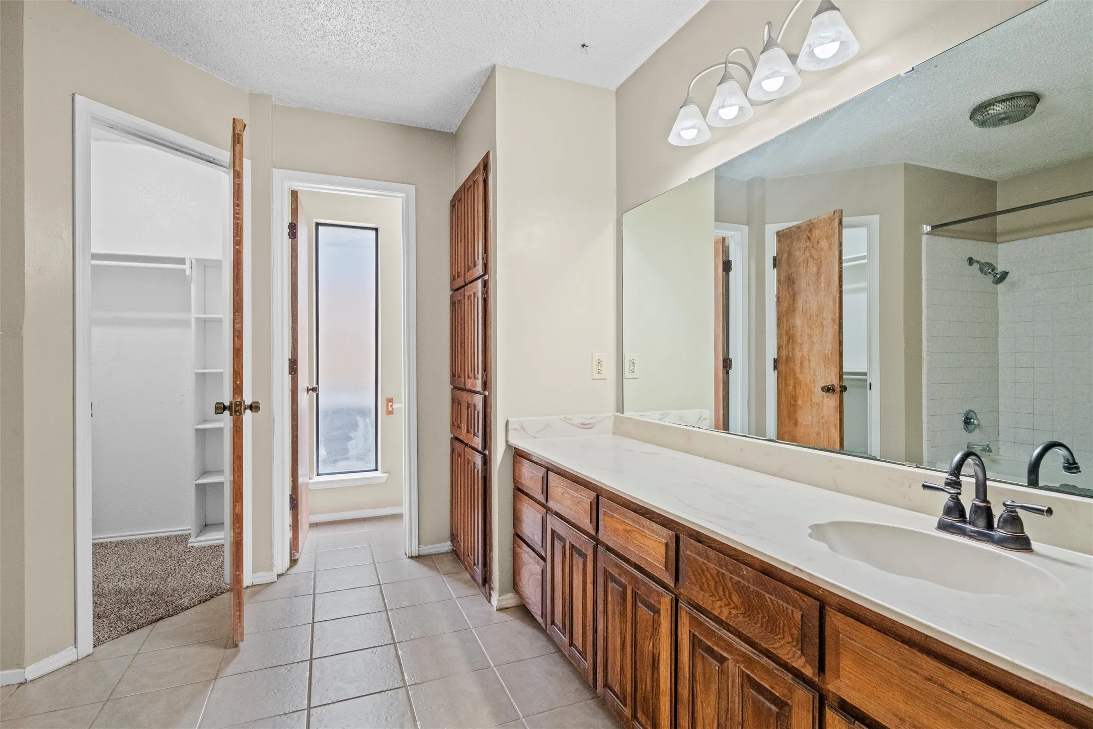 Single Family Residence For Sale in Tarrant County , 5601 Kingstree Court, Arlington, Texas 76017, 3 Bedroom, 2 Bathroom, 2 Garage spaces, 1,612 Sqft, built in 1982, mls#21302803, Real Estate Agent in Arlington, Homes For Sale in Tarrant county, Homes For Sale in Arlington, Realtor in Arlington Texas, Real Estate Brokerage Independent Realty Texas, Luminita Cordes Realtor