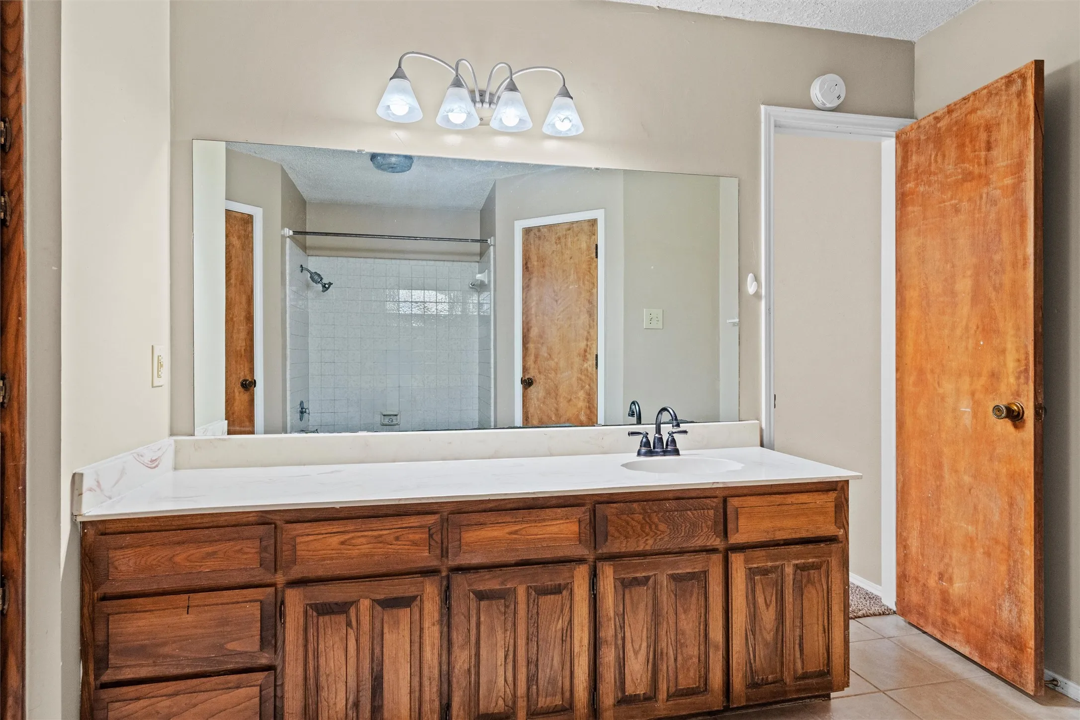 Single Family Residence For Sale in Tarrant County , 5601 Kingstree Court, Arlington, Texas 76017, 3 Bedroom, 2 Bathroom, 2 Garage spaces, 1,612 Sqft, built in 1982, mls#21302803, Real Estate Agent in Arlington, Homes For Sale in Tarrant county, Homes For Sale in Arlington, Realtor in Arlington Texas, Real Estate Brokerage Independent Realty Texas, Luminita Cordes Realtor