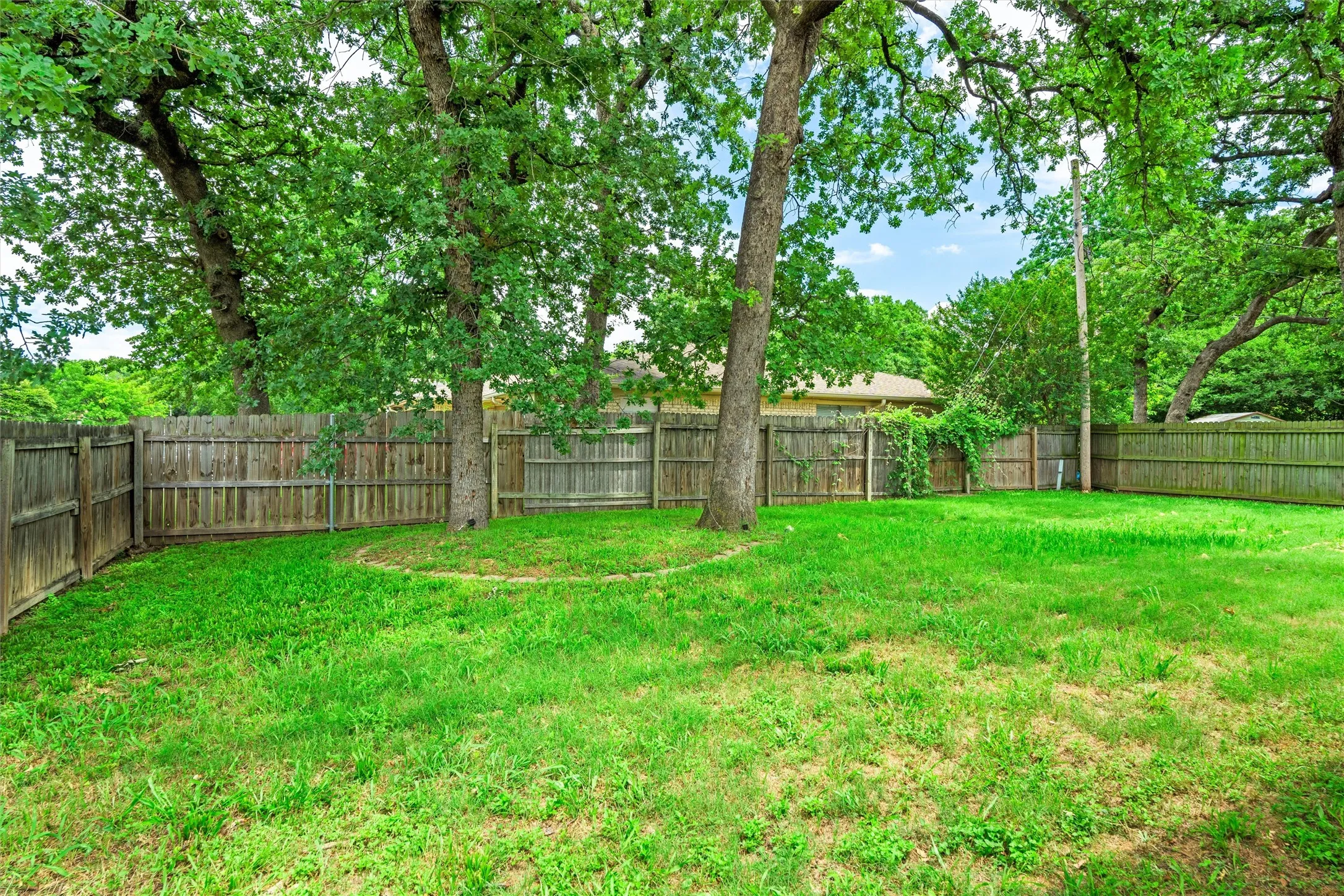 Single Family Residence For Sale in Tarrant County , 5601 Kingstree Court, Arlington, Texas 76017, 3 Bedroom, 2 Bathroom, 2 Garage spaces, 1,612 Sqft, built in 1982, mls#21302803, Real Estate Agent in Arlington, Homes For Sale in Tarrant county, Homes For Sale in Arlington, Realtor in Arlington Texas, Real Estate Brokerage Independent Realty Texas, Luminita Cordes Realtor