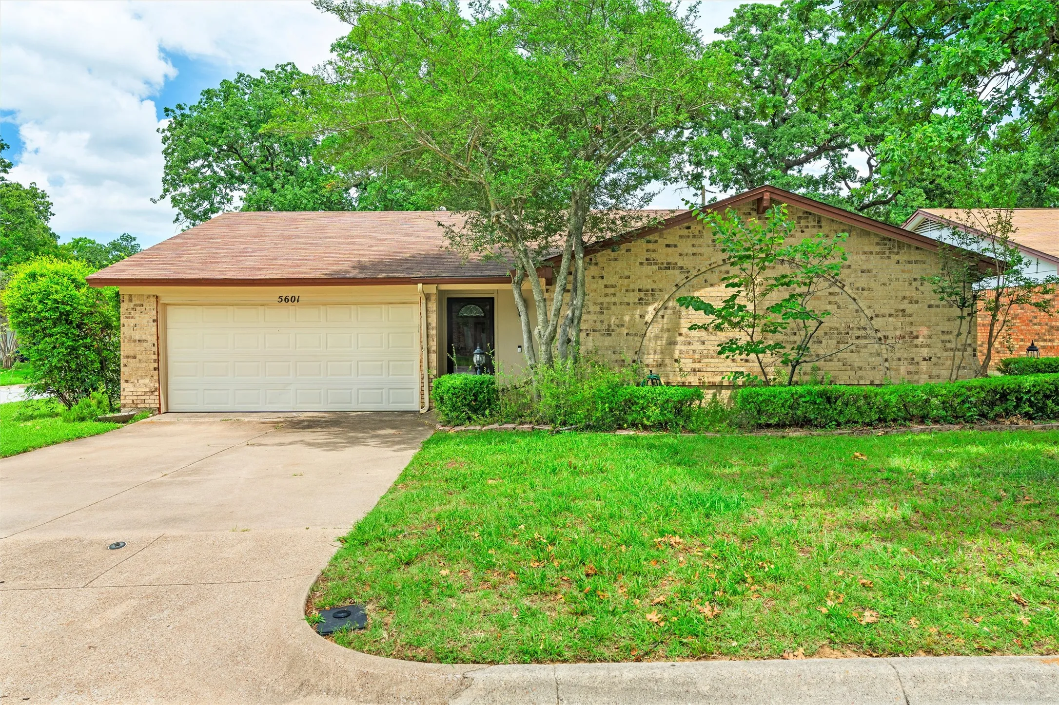 Single Family Residence For Sale in Tarrant County , 5601 Kingstree Court, Arlington, Texas 76017, 3 Bedroom, 2 Bathroom, 2 Garage spaces, 1,612 Sqft, built in 1982, mls#21302803, Real Estate Agent in Arlington, Homes For Sale in Tarrant county, Homes For Sale in Arlington, Realtor in Arlington Texas, Real Estate Brokerage Independent Realty Texas, Luminita Cordes Realtor