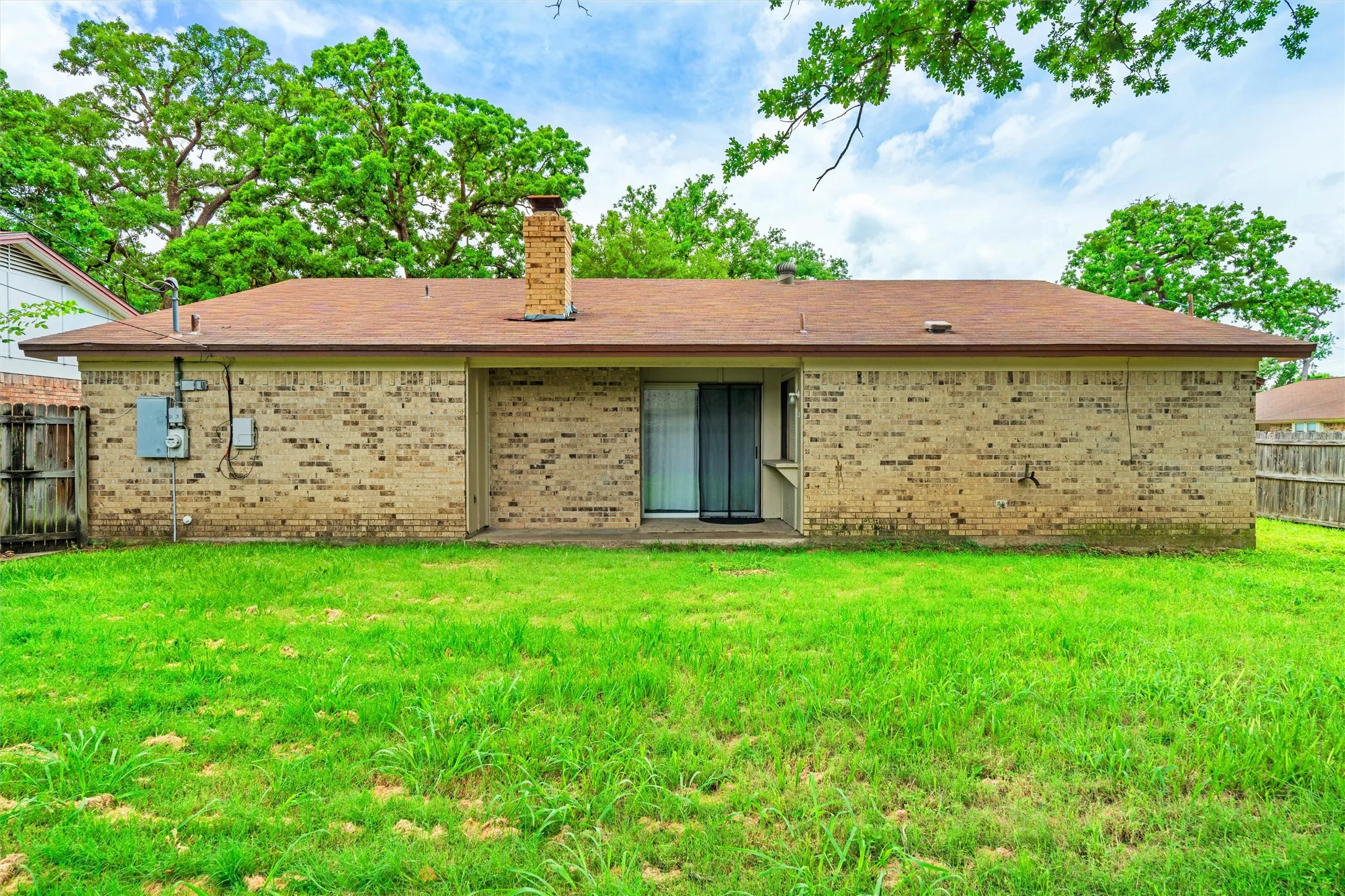 Single Family Residence For Sale in Tarrant County , 5601 Kingstree Court, Arlington, Texas 76017, 3 Bedroom, 2 Bathroom, 2 Garage spaces, 1,612 Sqft, built in 1982, mls#21302803, Real Estate Agent in Arlington, Homes For Sale in Tarrant county, Homes For Sale in Arlington, Realtor in Arlington Texas, Real Estate Brokerage Independent Realty Texas, Luminita Cordes Realtor