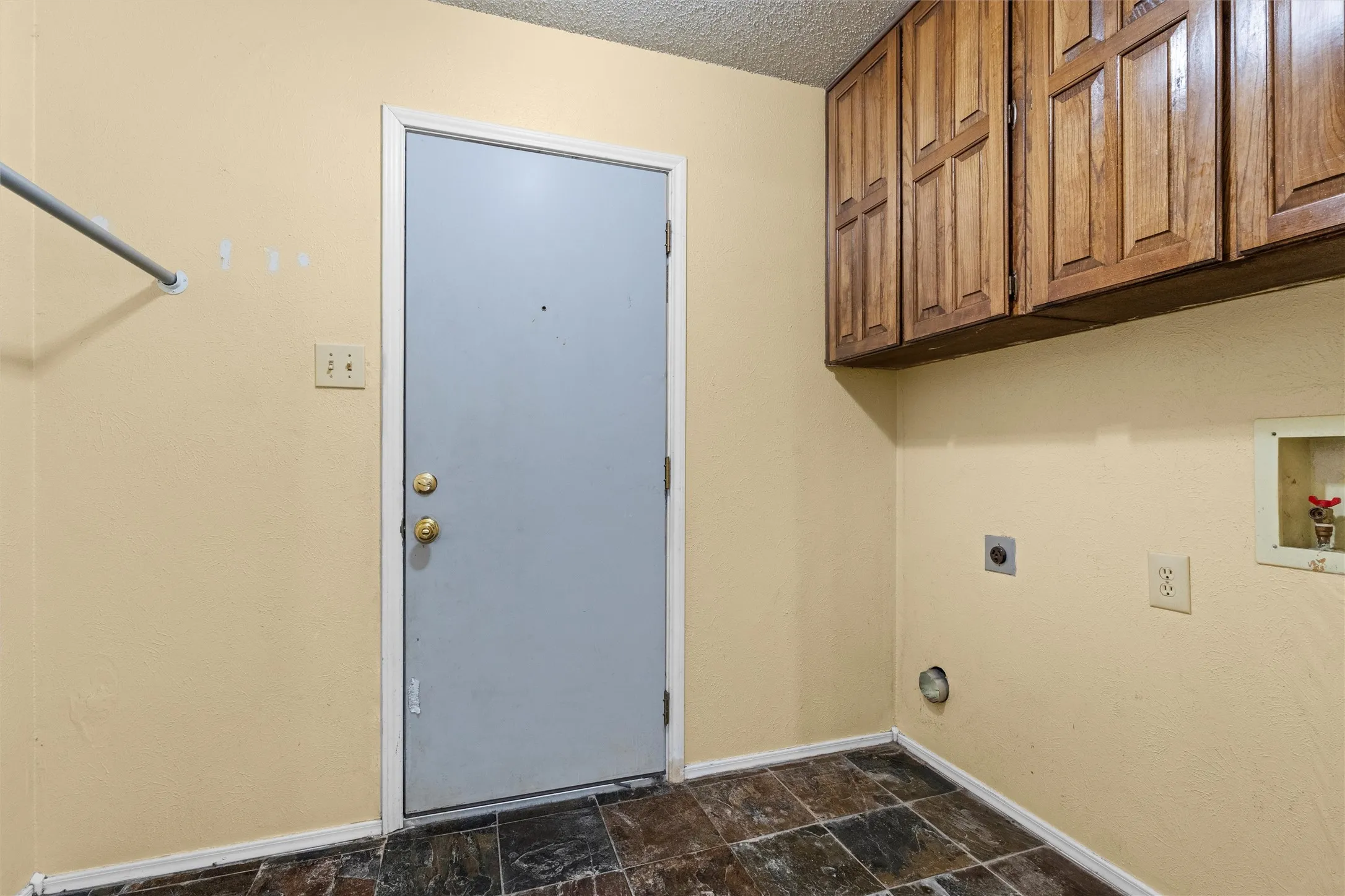 Single Family Residence For Sale in Tarrant County , 5601 Kingstree Court, Arlington, Texas 76017, 3 Bedroom, 2 Bathroom, 2 Garage spaces, 1,612 Sqft, built in 1982, mls#21302803, Real Estate Agent in Arlington, Homes For Sale in Tarrant county, Homes For Sale in Arlington, Realtor in Arlington Texas, Real Estate Brokerage Independent Realty Texas, Luminita Cordes Realtor