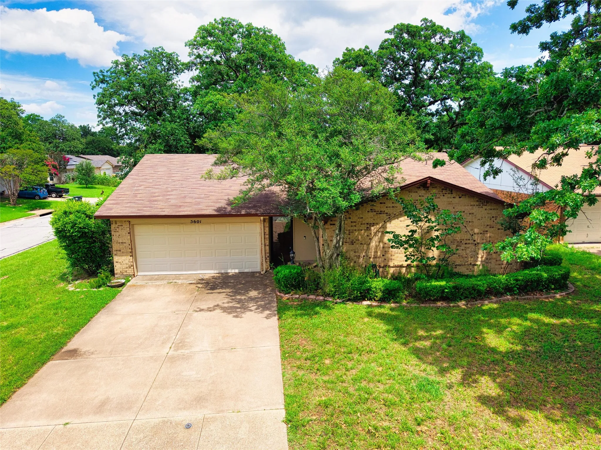 Single Family Residence For Sale in Tarrant County , 5601 Kingstree Court, Arlington, Texas 76017, 3 Bedroom, 2 Bathroom, 2 Garage spaces, 1,612 Sqft, built in 1982, mls#21302803, Real Estate Agent in Arlington, Homes For Sale in Tarrant county, Homes For Sale in Arlington, Realtor in Arlington Texas, Real Estate Brokerage Independent Realty Texas, Luminita Cordes Realtor