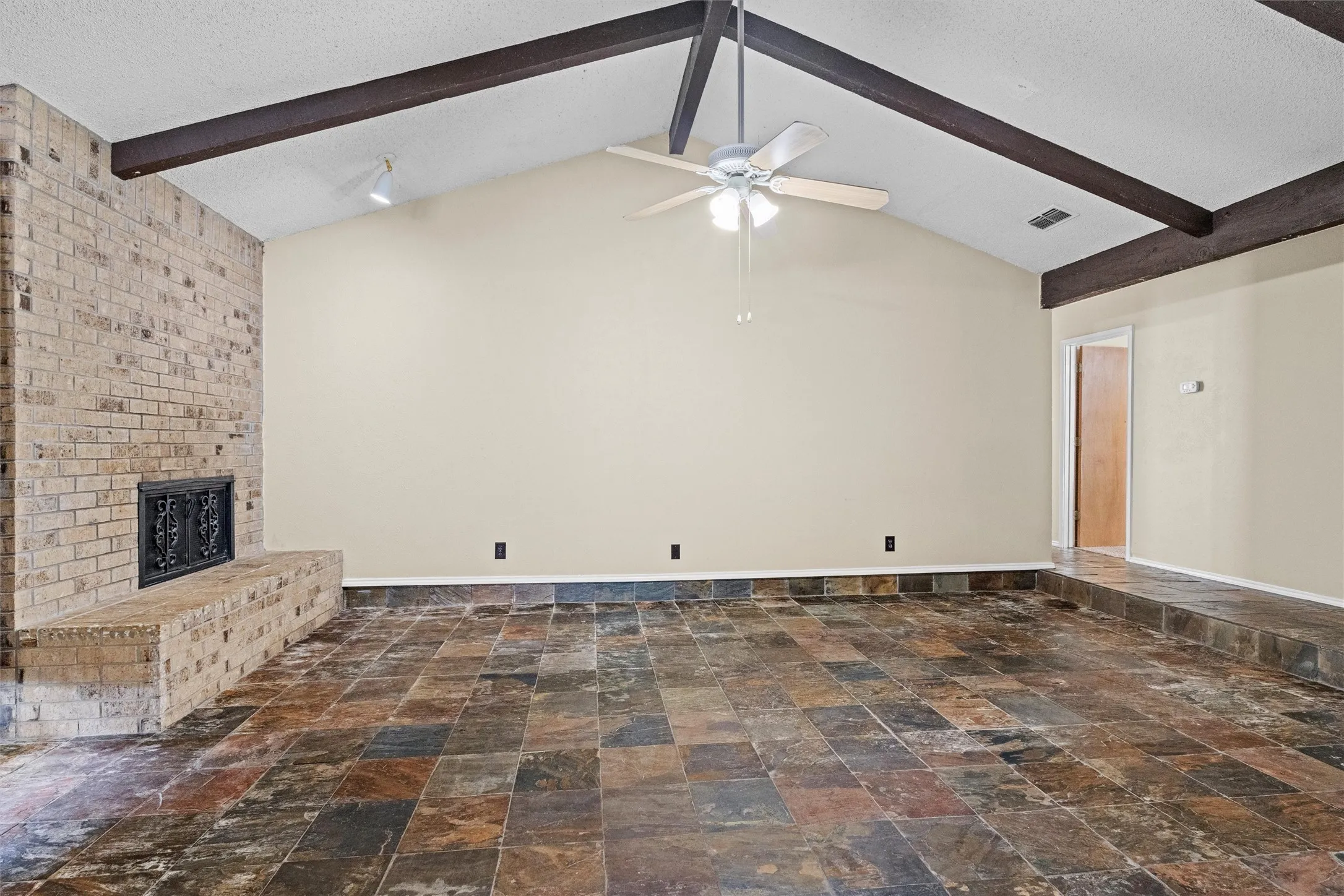 Single Family Residence For Sale in Tarrant County , 5601 Kingstree Court, Arlington, Texas 76017, 3 Bedroom, 2 Bathroom, 2 Garage spaces, 1,612 Sqft, built in 1982, mls#21302803, Real Estate Agent in Arlington, Homes For Sale in Tarrant county, Homes For Sale in Arlington, Realtor in Arlington Texas, Real Estate Brokerage Independent Realty Texas, Luminita Cordes Realtor
