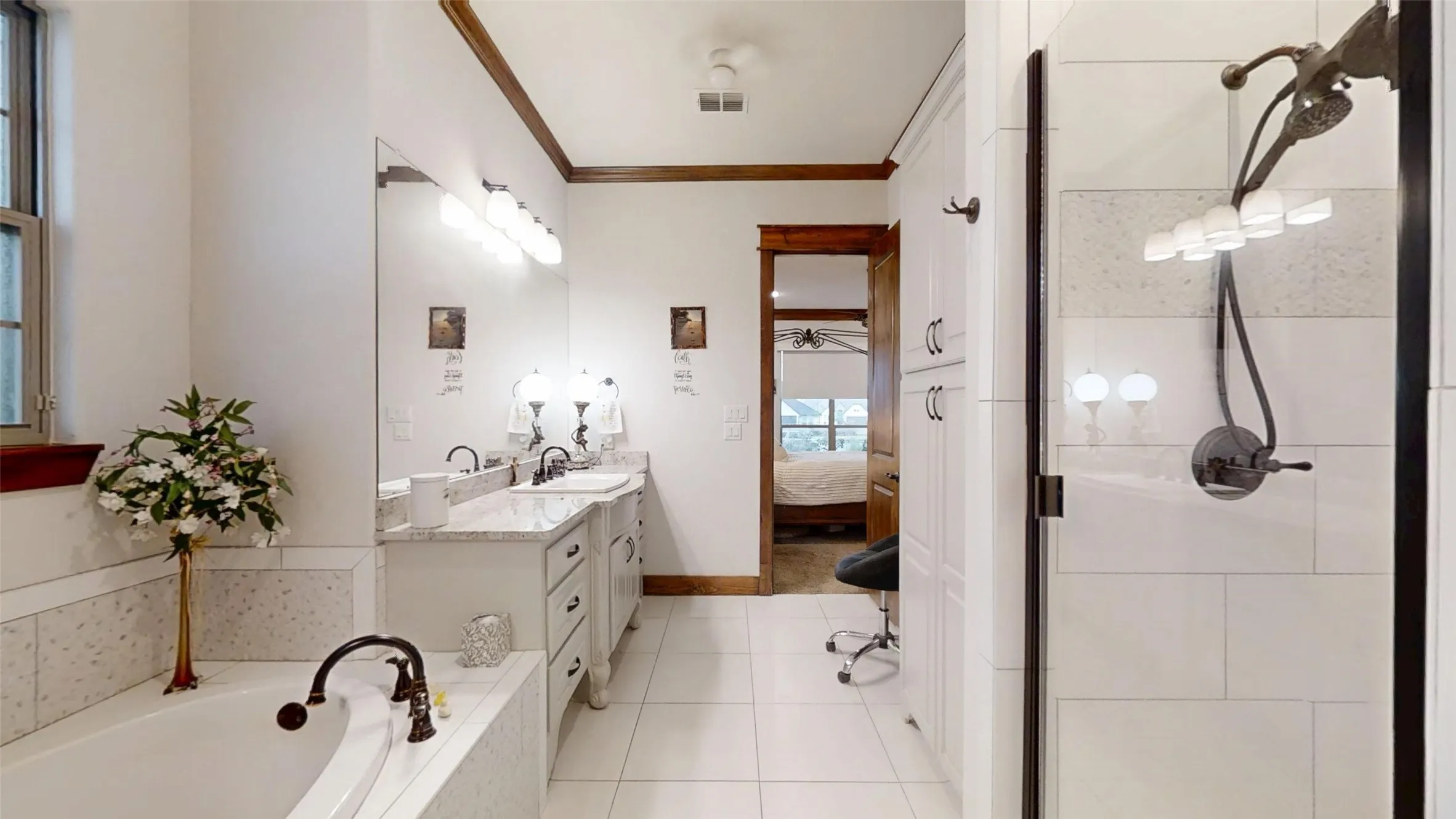 Single Family Residence For Sale in Hood County , 1012 Catalina Bay Boulevard, Granbury, Texas 76048, 3 Bedroom, 4 Bathroom, 2 Garage spaces, 3,044 Sqft, built in 2017, mls#21303583, Real Estate Agent in Granbury, Homes For Sale in Hood county, Homes For Sale in Granbury, Realtor in Granbury Texas, Real Estate Brokerage Independent Realty Texas, Luminita Cordes Realtor