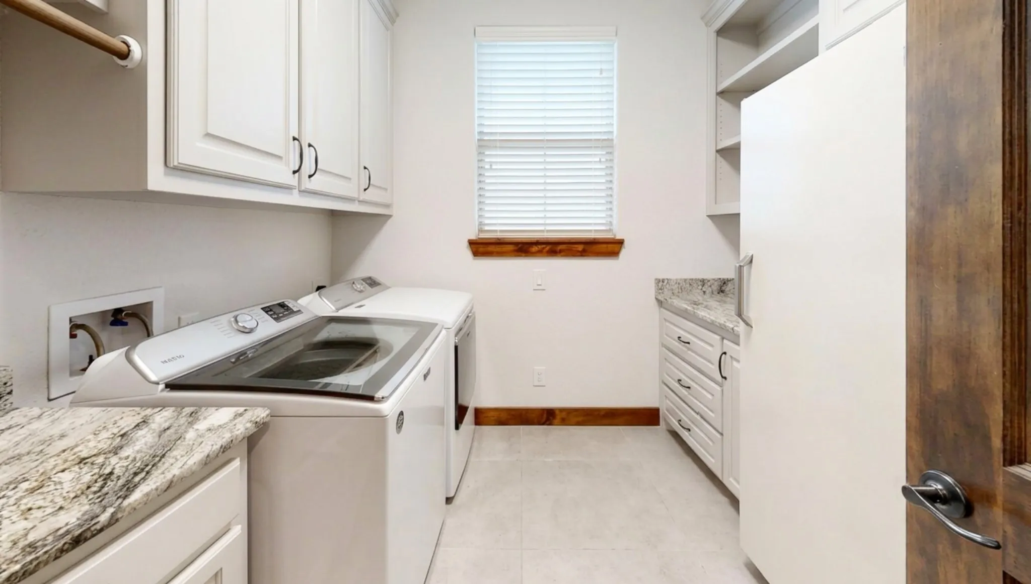 Single Family Residence For Sale in Hood County , 1012 Catalina Bay Boulevard, Granbury, Texas 76048, 3 Bedroom, 4 Bathroom, 2 Garage spaces, 3,044 Sqft, built in 2017, mls#21303583, Real Estate Agent in Granbury, Homes For Sale in Hood county, Homes For Sale in Granbury, Realtor in Granbury Texas, Real Estate Brokerage Independent Realty Texas, Luminita Cordes Realtor