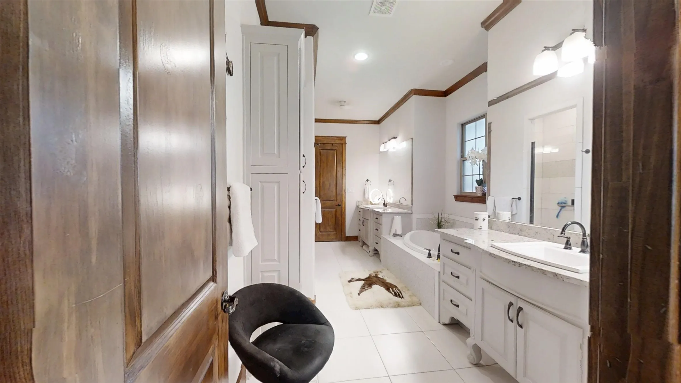 Single Family Residence For Sale in Hood County , 1012 Catalina Bay Boulevard, Granbury, Texas 76048, 3 Bedroom, 4 Bathroom, 2 Garage spaces, 3,044 Sqft, built in 2017, mls#21303583, Real Estate Agent in Granbury, Homes For Sale in Hood county, Homes For Sale in Granbury, Realtor in Granbury Texas, Real Estate Brokerage Independent Realty Texas, Luminita Cordes Realtor