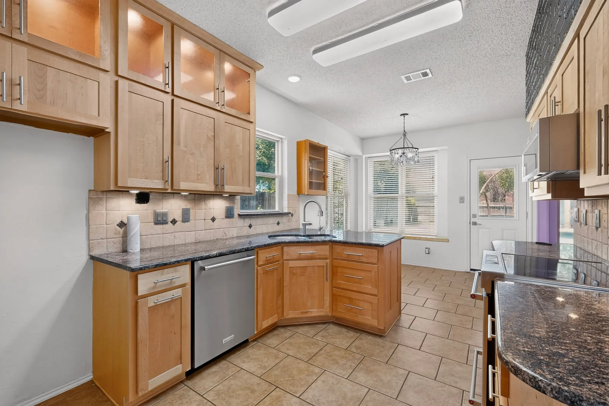 Single Family Residence For Sale in Tarrant County , 7929 Whispering Woods Lane, North Richland Hills, Texas 76182, 4 Bedroom, 3 Bathroom, 2 Garage spaces, 2,113 Sqft, built in 1989, mls#21303639, Real Estate Agent in North Richland Hills, Homes For Sale in Tarrant county, Homes For Sale in North Richland Hills, Realtor in North Richland Hills Texas, Real Estate Brokerage Independent Realty Texas, Luminita Cordes Realtor