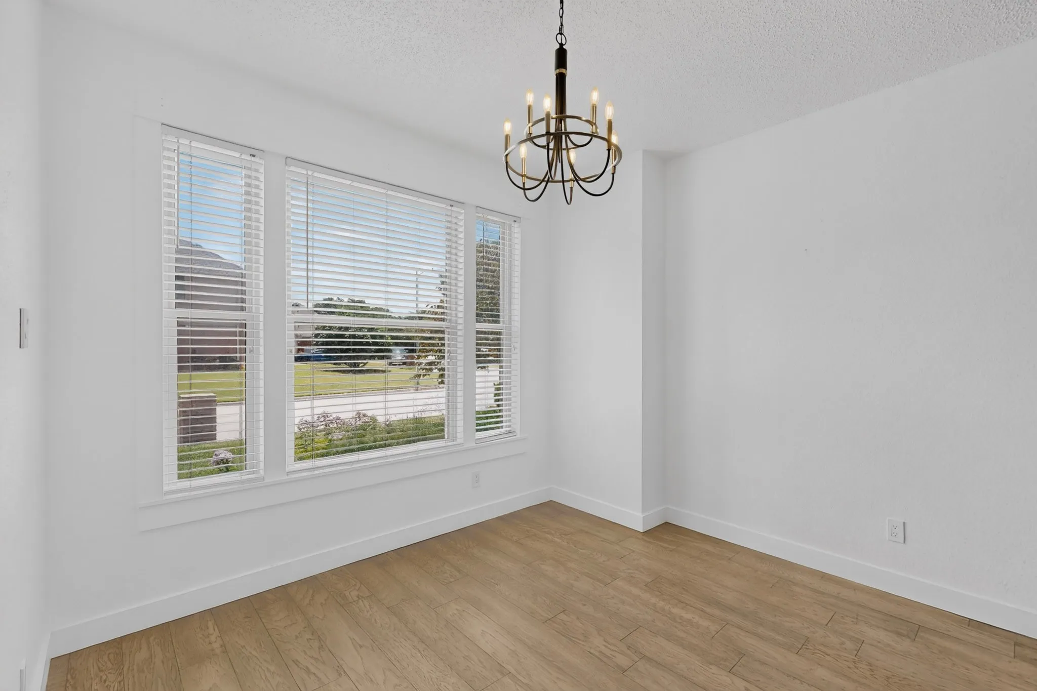 Single Family Residence For Sale in Tarrant County , 7929 Whispering Woods Lane, North Richland Hills, Texas 76182, 4 Bedroom, 3 Bathroom, 2 Garage spaces, 2,113 Sqft, built in 1989, mls#21303639, Real Estate Agent in North Richland Hills, Homes For Sale in Tarrant county, Homes For Sale in North Richland Hills, Realtor in North Richland Hills Texas, Real Estate Brokerage Independent Realty Texas, Luminita Cordes Realtor