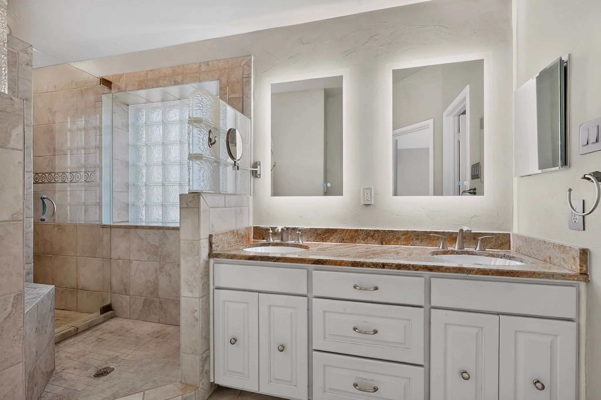 Single Family Residence For Sale in Tarrant County , 7929 Whispering Woods Lane, North Richland Hills, Texas 76182, 4 Bedroom, 3 Bathroom, 2 Garage spaces, 2,113 Sqft, built in 1989, mls#21303639, Real Estate Agent in North Richland Hills, Homes For Sale in Tarrant county, Homes For Sale in North Richland Hills, Realtor in North Richland Hills Texas, Real Estate Brokerage Independent Realty Texas, Luminita Cordes Realtor