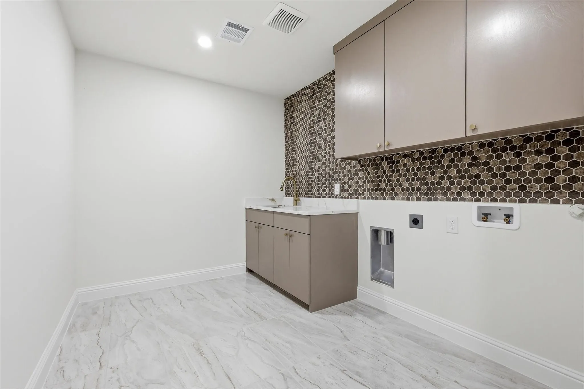 Single Family Residence For Rent in Dallas County , 3135 Walnut Hill Lane, Dallas, Texas 75229, 6 Bedroom, 6 Bathroom, 2 Garage spaces, 4,278 Sqft, built in 1968, mls#21303334, Real Estate Agent in Dallas, Homes For Rent in Dallas county, Homes For Rent in Dallas, Realtor in Dallas Texas, Real Estate Brokerage Independent Realty Texas, Luminita Cordes Realtor