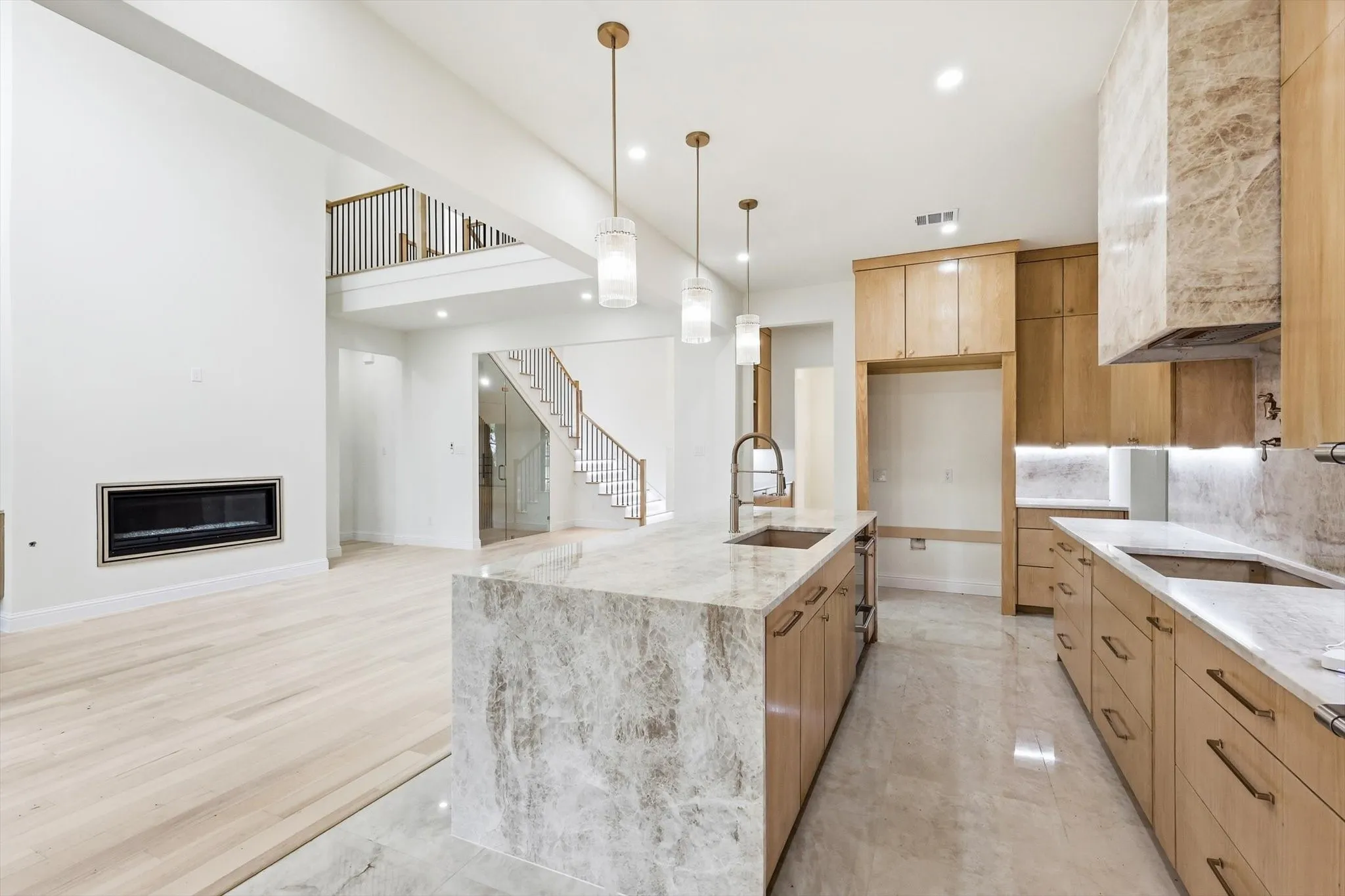 Single Family Residence For Rent in Dallas County , 3135 Walnut Hill Lane, Dallas, Texas 75229, 6 Bedroom, 6 Bathroom, 2 Garage spaces, 4,278 Sqft, built in 1968, mls#21303334, Real Estate Agent in Dallas, Homes For Rent in Dallas county, Homes For Rent in Dallas, Realtor in Dallas Texas, Real Estate Brokerage Independent Realty Texas, Luminita Cordes Realtor