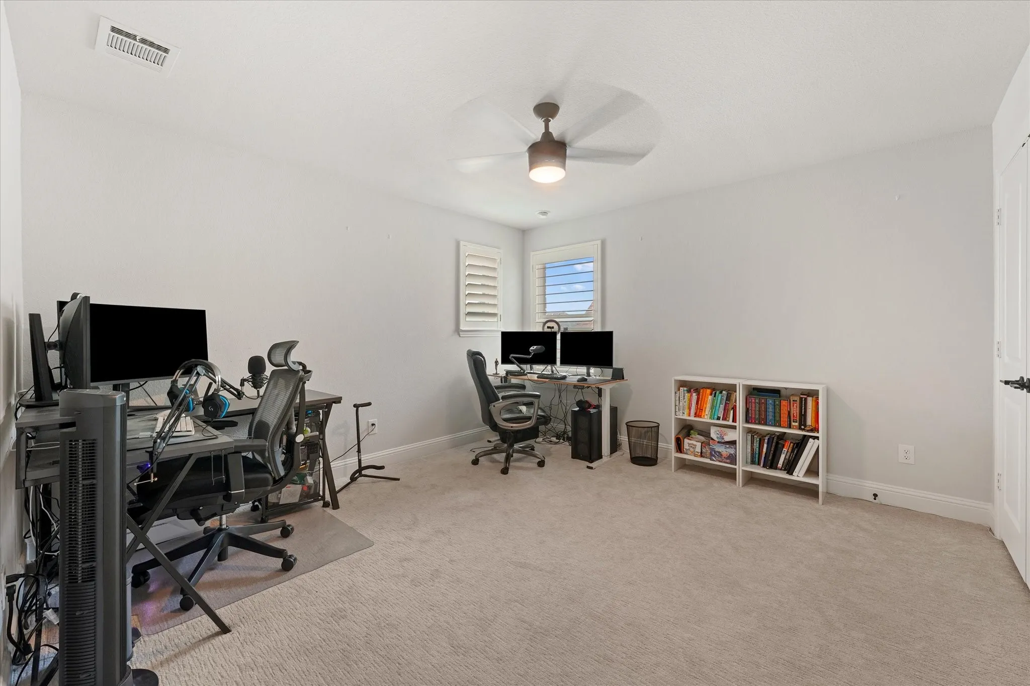 Single Family Residence For Sale in Denton County , 200 Lakeview Drive, Oak Point, Texas 75068, 4 Bedroom, 4 Bathroom, 2 Garage spaces, 2,607 Sqft, built in 2023, mls#21300210, Real Estate Agent in Oak Point, Homes For Sale in Denton county, Homes For Sale in Oak Point, Realtor in Oak Point Texas, Real Estate Brokerage Independent Realty Texas, Luminita Cordes Realtor