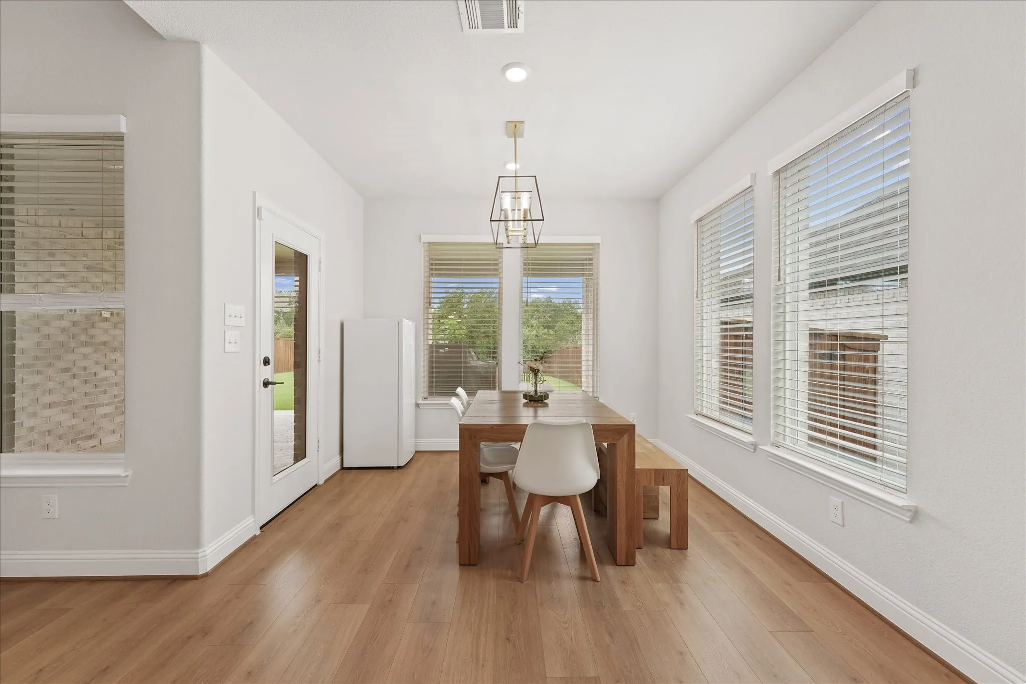 Single Family Residence For Sale in Denton County , 200 Lakeview Drive, Oak Point, Texas 75068, 4 Bedroom, 4 Bathroom, 2 Garage spaces, 2,607 Sqft, built in 2023, mls#21300210, Real Estate Agent in Oak Point, Homes For Sale in Denton county, Homes For Sale in Oak Point, Realtor in Oak Point Texas, Real Estate Brokerage Independent Realty Texas, Luminita Cordes Realtor
