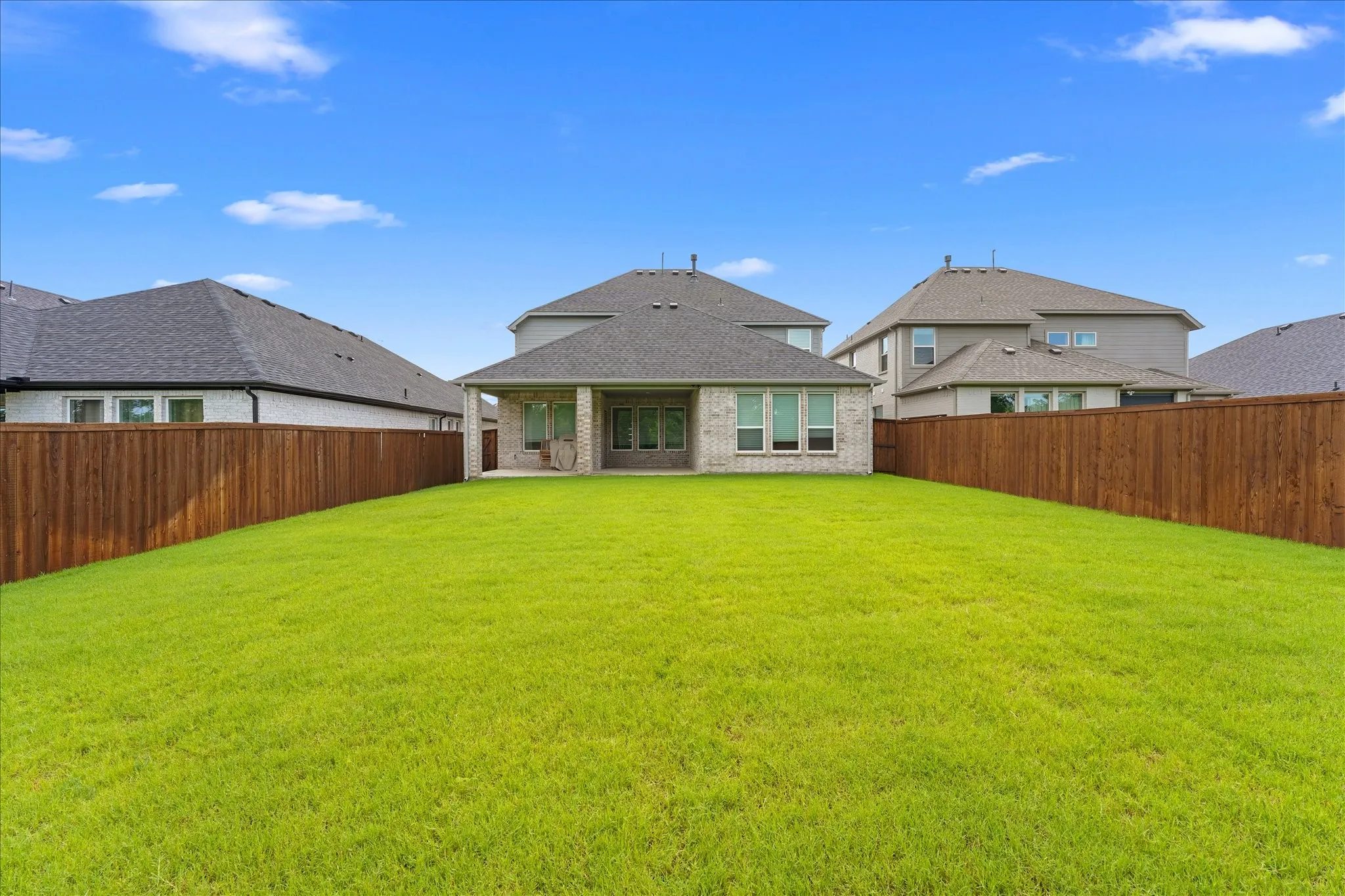 Single Family Residence For Sale in Denton County , 200 Lakeview Drive, Oak Point, Texas 75068, 4 Bedroom, 4 Bathroom, 2 Garage spaces, 2,607 Sqft, built in 2023, mls#21300210, Real Estate Agent in Oak Point, Homes For Sale in Denton county, Homes For Sale in Oak Point, Realtor in Oak Point Texas, Real Estate Brokerage Independent Realty Texas, Luminita Cordes Realtor