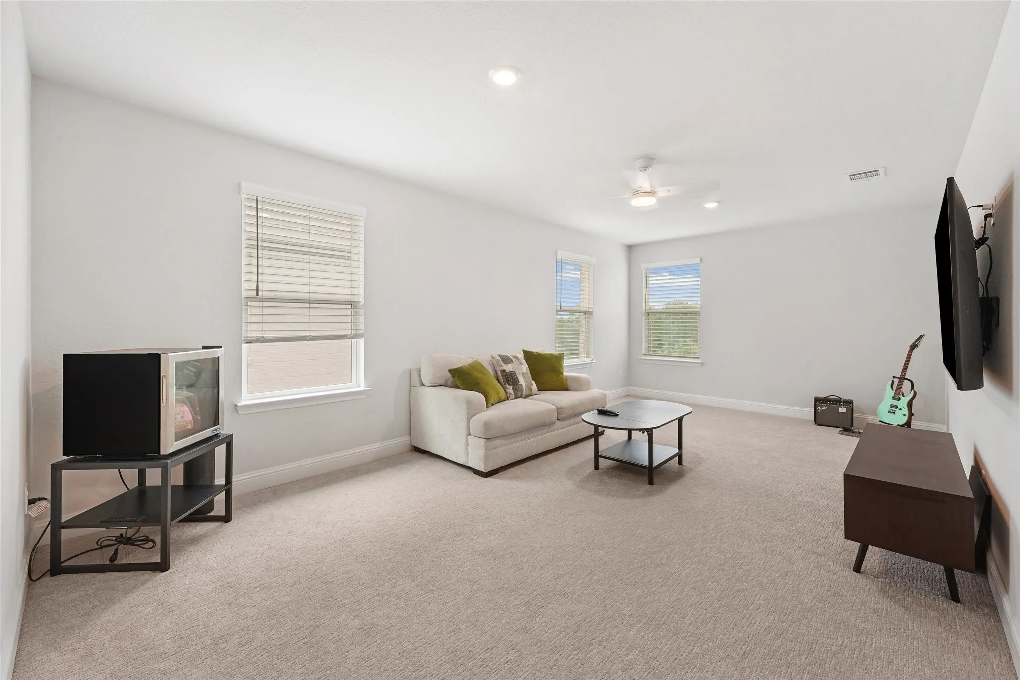 Single Family Residence For Sale in Denton County , 200 Lakeview Drive, Oak Point, Texas 75068, 4 Bedroom, 4 Bathroom, 2 Garage spaces, 2,607 Sqft, built in 2023, mls#21300210, Real Estate Agent in Oak Point, Homes For Sale in Denton county, Homes For Sale in Oak Point, Realtor in Oak Point Texas, Real Estate Brokerage Independent Realty Texas, Luminita Cordes Realtor