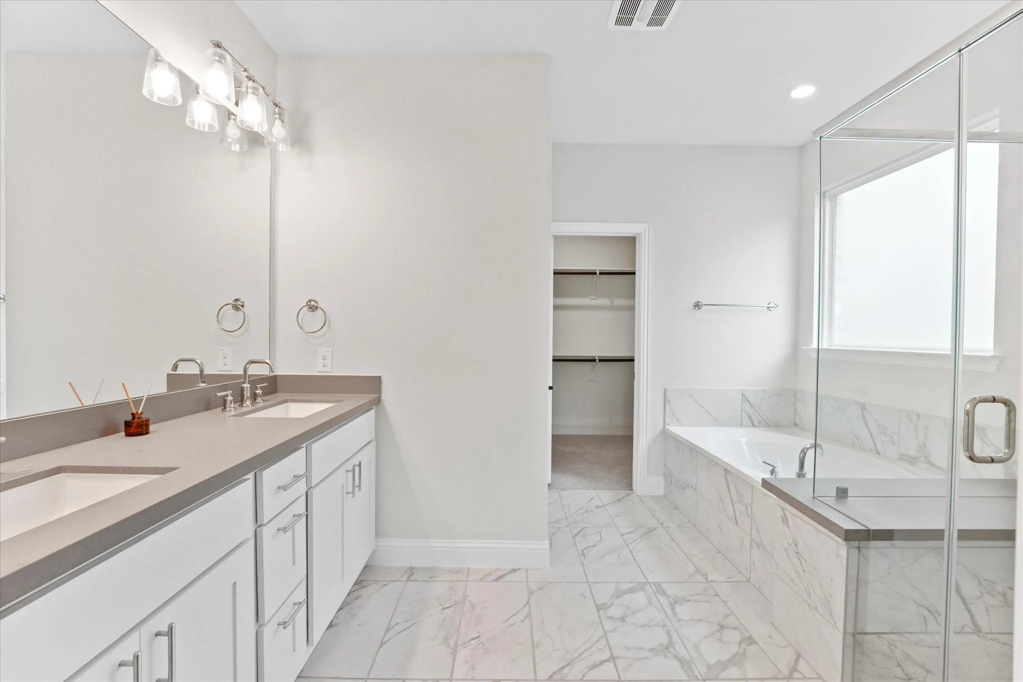 Single Family Residence For Sale in Denton County , 200 Lakeview Drive, Oak Point, Texas 75068, 4 Bedroom, 4 Bathroom, 2 Garage spaces, 2,607 Sqft, built in 2023, mls#21300210, Real Estate Agent in Oak Point, Homes For Sale in Denton county, Homes For Sale in Oak Point, Realtor in Oak Point Texas, Real Estate Brokerage Independent Realty Texas, Luminita Cordes Realtor