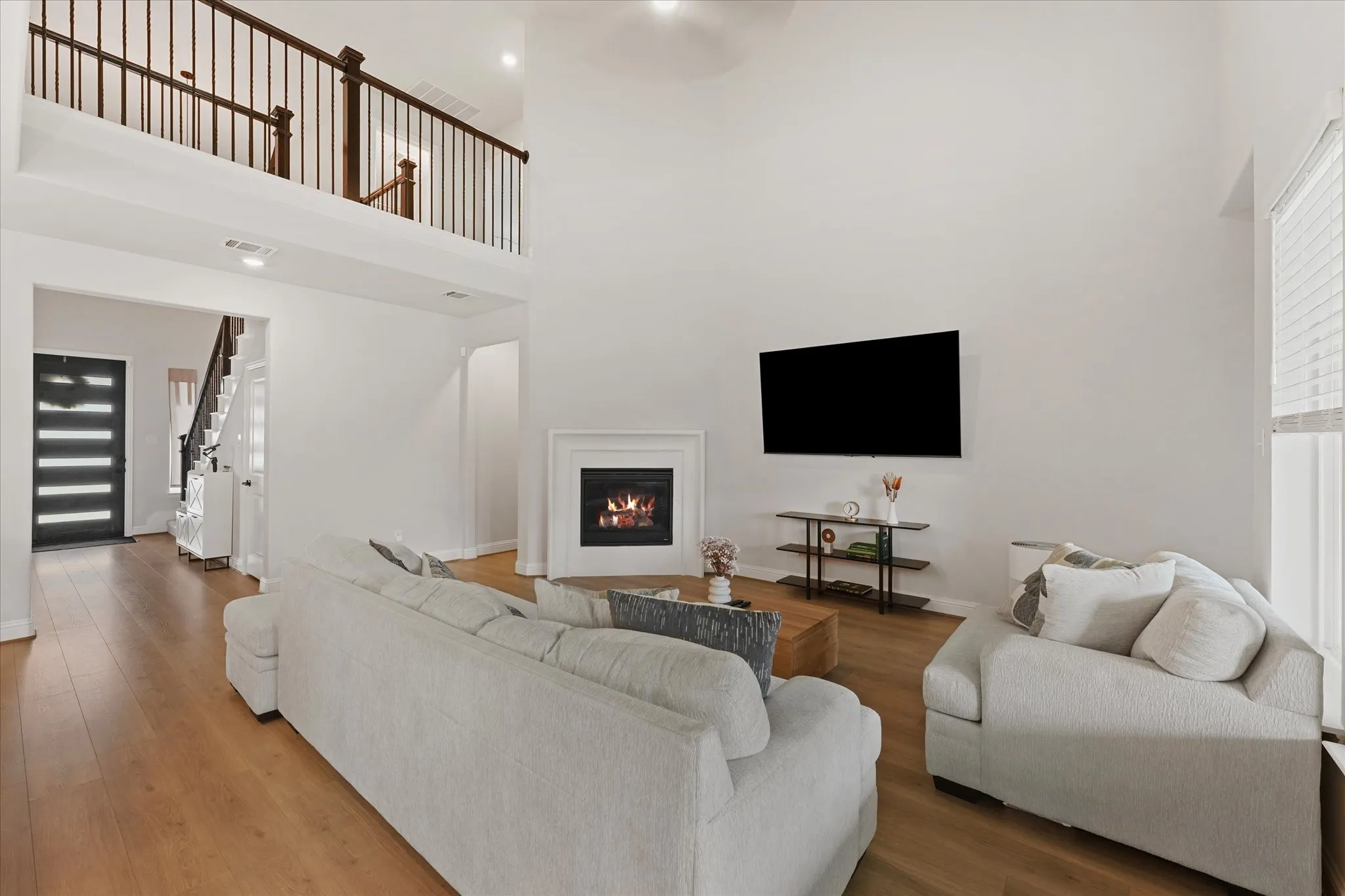 Single Family Residence For Sale in Denton County , 200 Lakeview Drive, Oak Point, Texas 75068, 4 Bedroom, 4 Bathroom, 2 Garage spaces, 2,607 Sqft, built in 2023, mls#21300210, Real Estate Agent in Oak Point, Homes For Sale in Denton county, Homes For Sale in Oak Point, Realtor in Oak Point Texas, Real Estate Brokerage Independent Realty Texas, Luminita Cordes Realtor