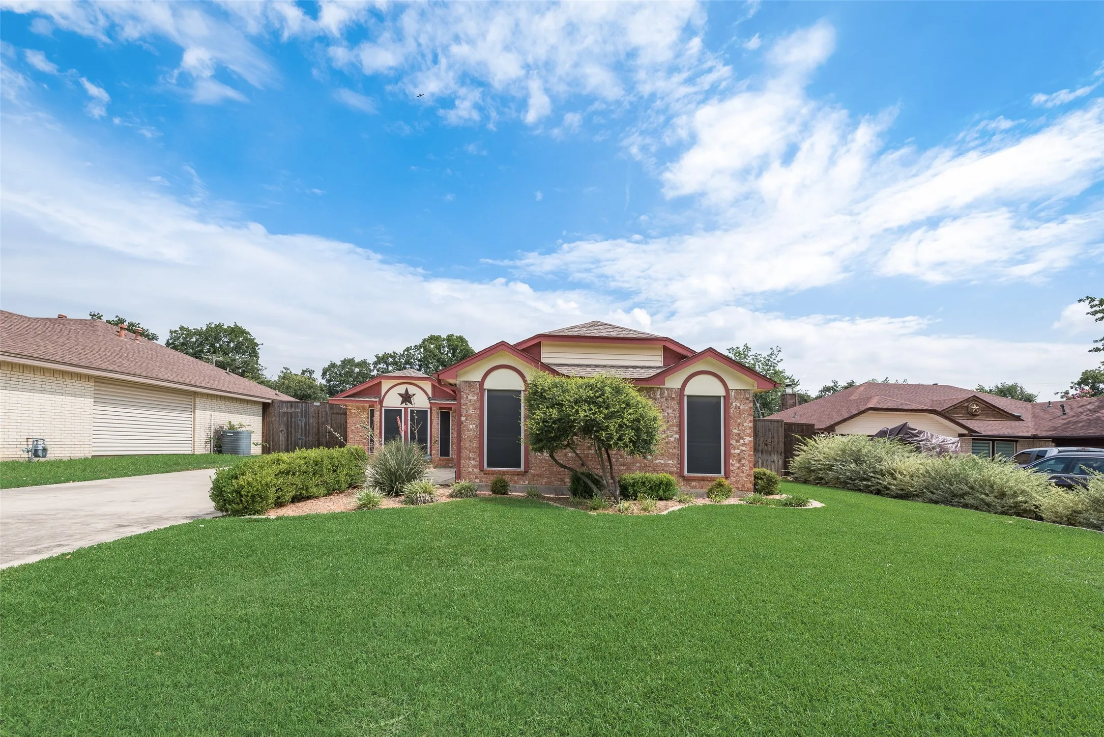 Single Family Residence For Sale in Dallas County , 302 Manana Drive, Grand Prairie, Texas 75050, 3 Bedroom, 2 Bathroom, 2 Garage spaces, 1,630 Sqft, built in 1982, mls#21302373, Real Estate Agent in Grand Prairie, Homes For Sale in Dallas county, Homes For Sale in Grand Prairie, Realtor in Grand Prairie Texas, Real Estate Brokerage Independent Realty Texas, Luminita Cordes Realtor