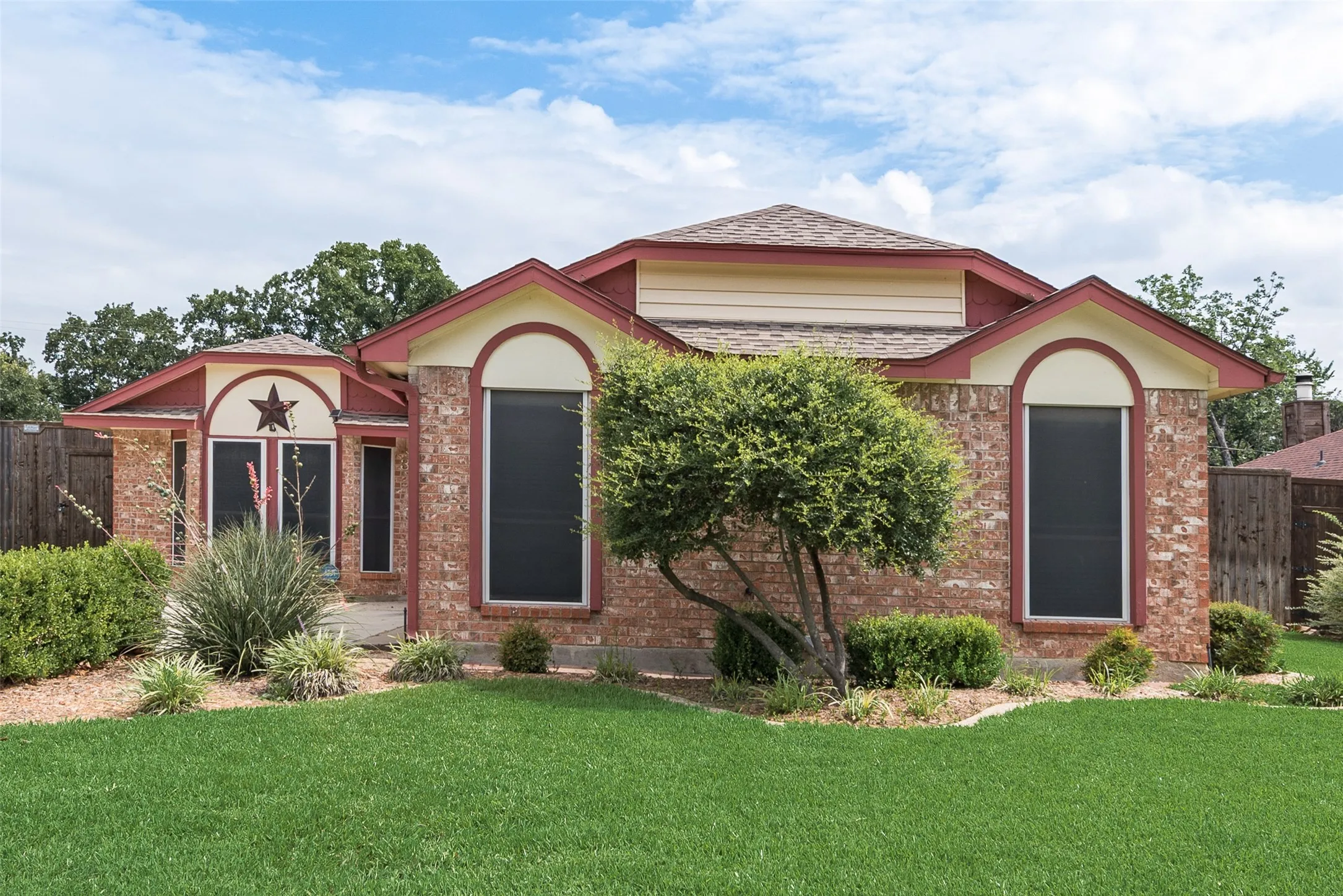Single Family Residence For Sale in Dallas County , 302 Manana Drive, Grand Prairie, Texas 75050, 3 Bedroom, 2 Bathroom, 2 Garage spaces, 1,630 Sqft, built in 1982, mls#21302373, Real Estate Agent in Grand Prairie, Homes For Sale in Dallas county, Homes For Sale in Grand Prairie, Realtor in Grand Prairie Texas, Real Estate Brokerage Independent Realty Texas, Luminita Cordes Realtor