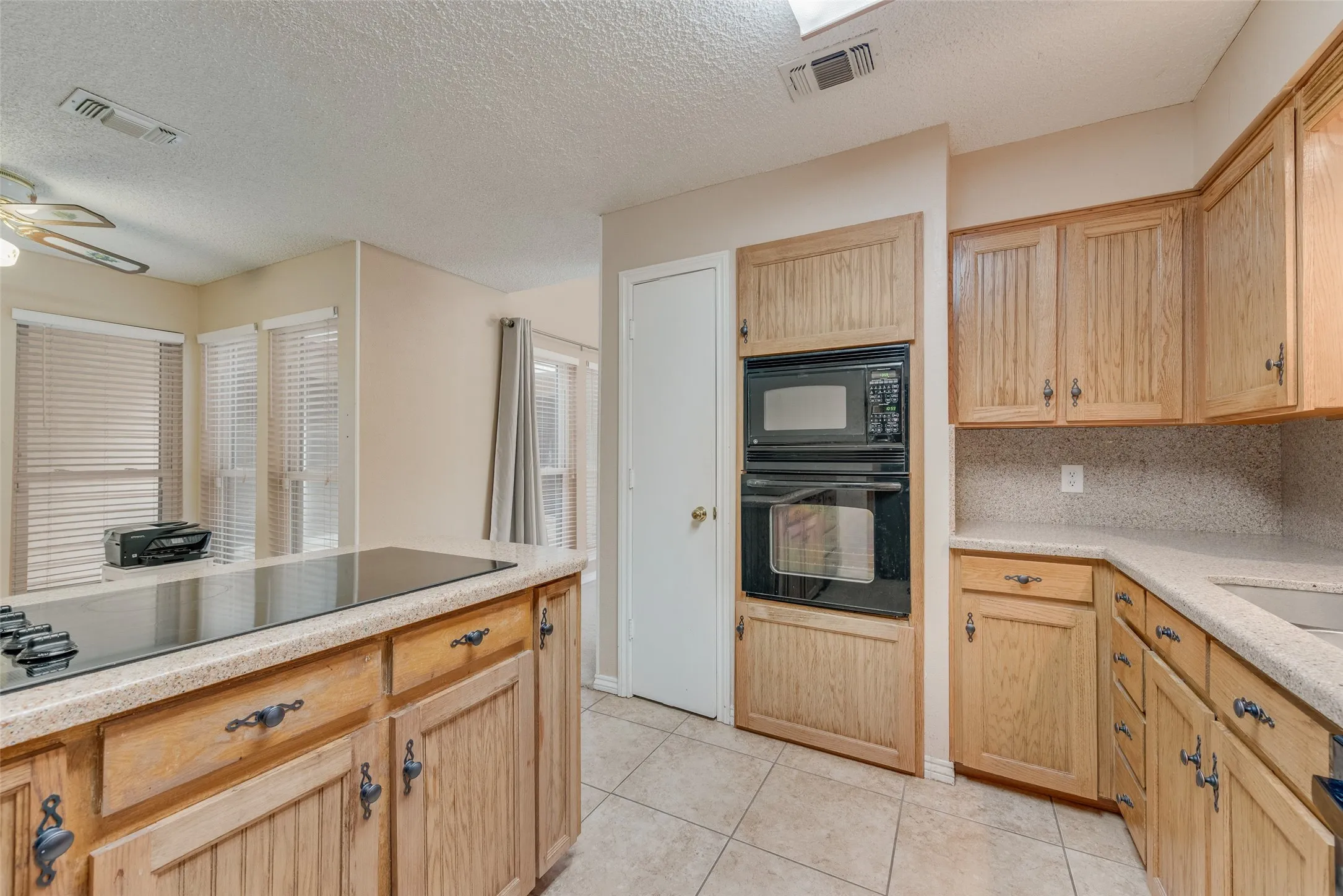 Single Family Residence For Sale in Dallas County , 302 Manana Drive, Grand Prairie, Texas 75050, 3 Bedroom, 2 Bathroom, 2 Garage spaces, 1,630 Sqft, built in 1982, mls#21302373, Real Estate Agent in Grand Prairie, Homes For Sale in Dallas county, Homes For Sale in Grand Prairie, Realtor in Grand Prairie Texas, Real Estate Brokerage Independent Realty Texas, Luminita Cordes Realtor