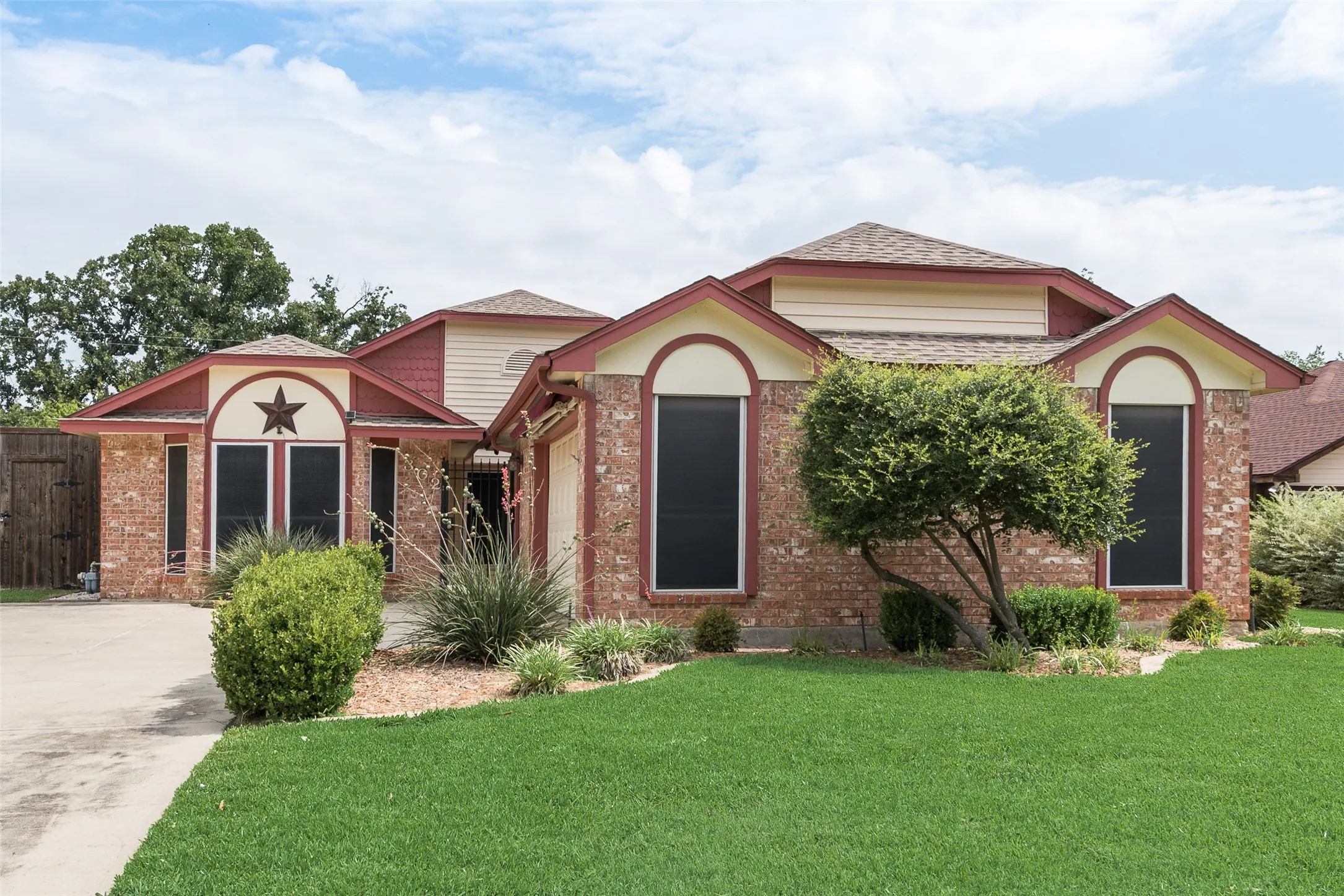 Single Family Residence For Sale in Dallas County , 302 Manana Drive, Grand Prairie, Texas 75050, 3 Bedroom, 2 Bathroom, 2 Garage spaces, 1,630 Sqft, built in 1982, mls#21302373, Real Estate Agent in Grand Prairie, Homes For Sale in Dallas county, Homes For Sale in Grand Prairie, Realtor in Grand Prairie Texas, Real Estate Brokerage Independent Realty Texas, Luminita Cordes Realtor