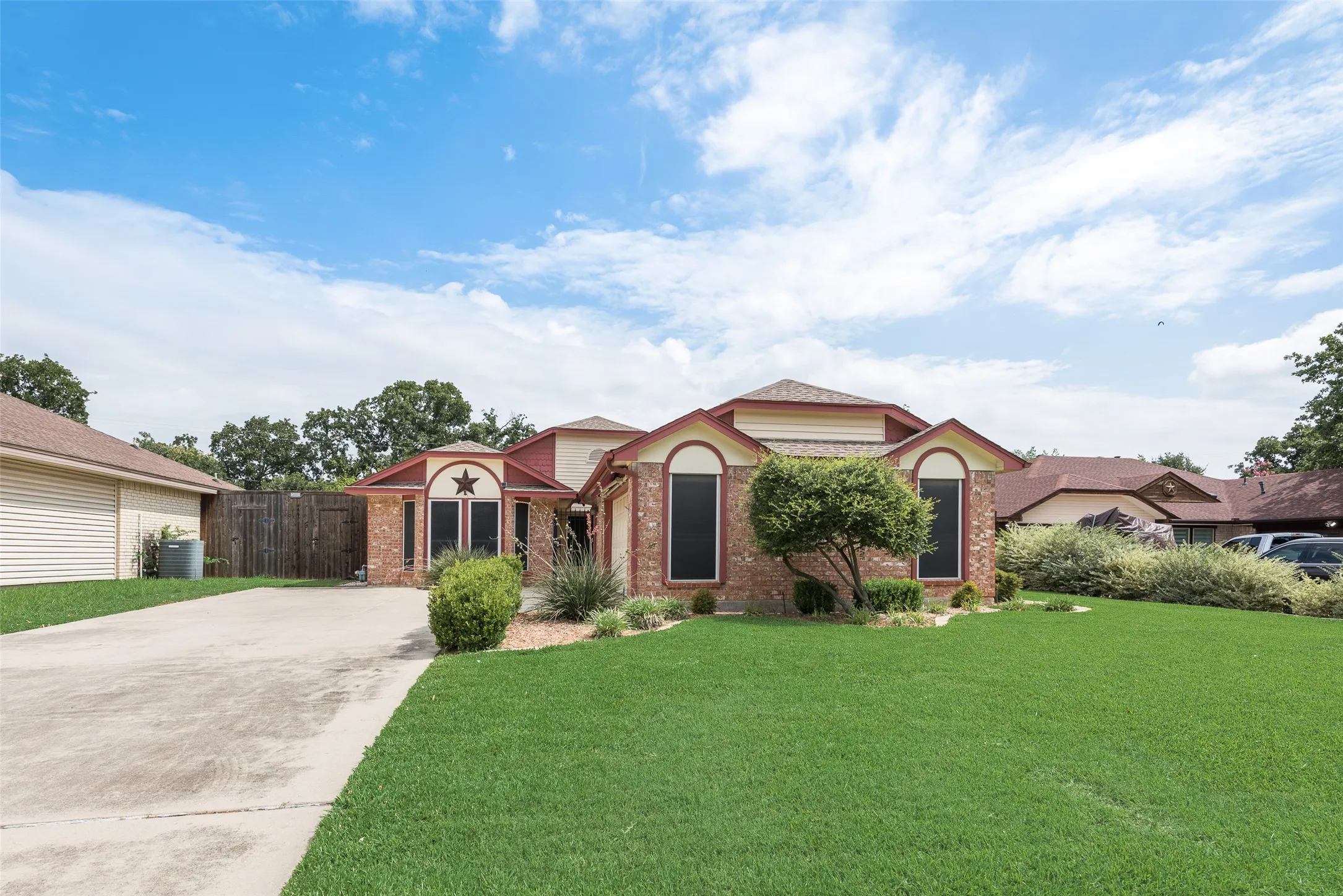Single Family Residence For Sale in Dallas County , 302 Manana Drive, Grand Prairie, Texas 75050, 3 Bedroom, 2 Bathroom, 2 Garage spaces, 1,630 Sqft, built in 1982, mls#21302373, Real Estate Agent in Grand Prairie, Homes For Sale in Dallas county, Homes For Sale in Grand Prairie, Realtor in Grand Prairie Texas, Real Estate Brokerage Independent Realty Texas, Luminita Cordes Realtor