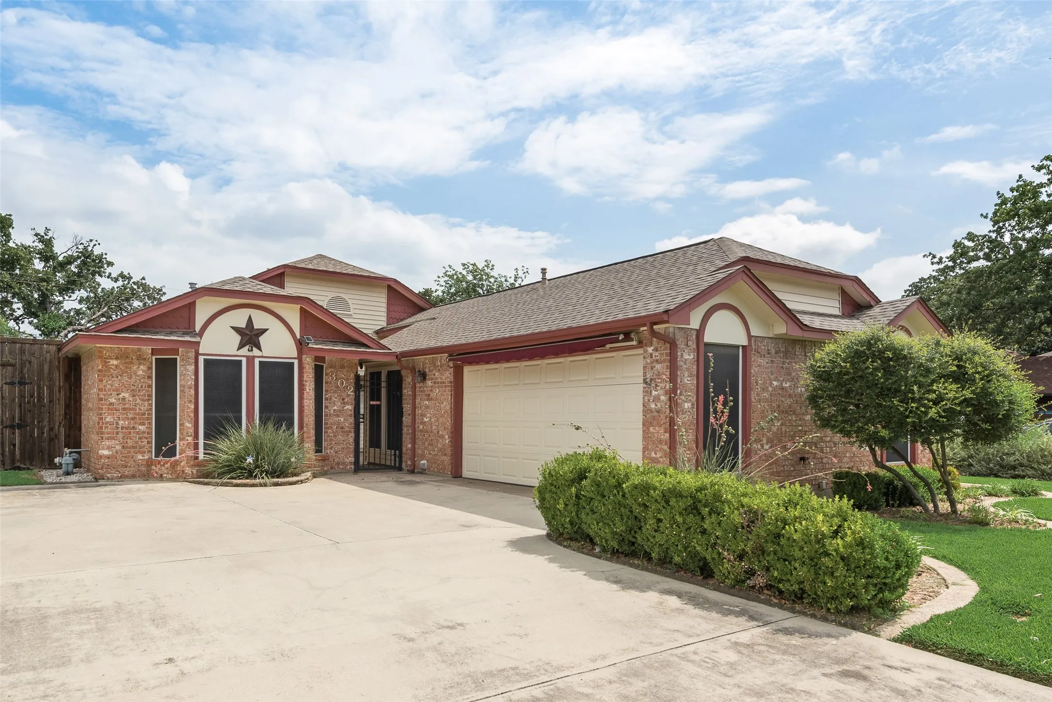 Single Family Residence For Sale in Dallas County , 302 Manana Drive, Grand Prairie, Texas 75050, 3 Bedroom, 2 Bathroom, 2 Garage spaces, 1,630 Sqft, built in 1982, mls#21302373, Real Estate Agent in Grand Prairie, Homes For Sale in Dallas county, Homes For Sale in Grand Prairie, Realtor in Grand Prairie Texas, Real Estate Brokerage Independent Realty Texas, Luminita Cordes Realtor