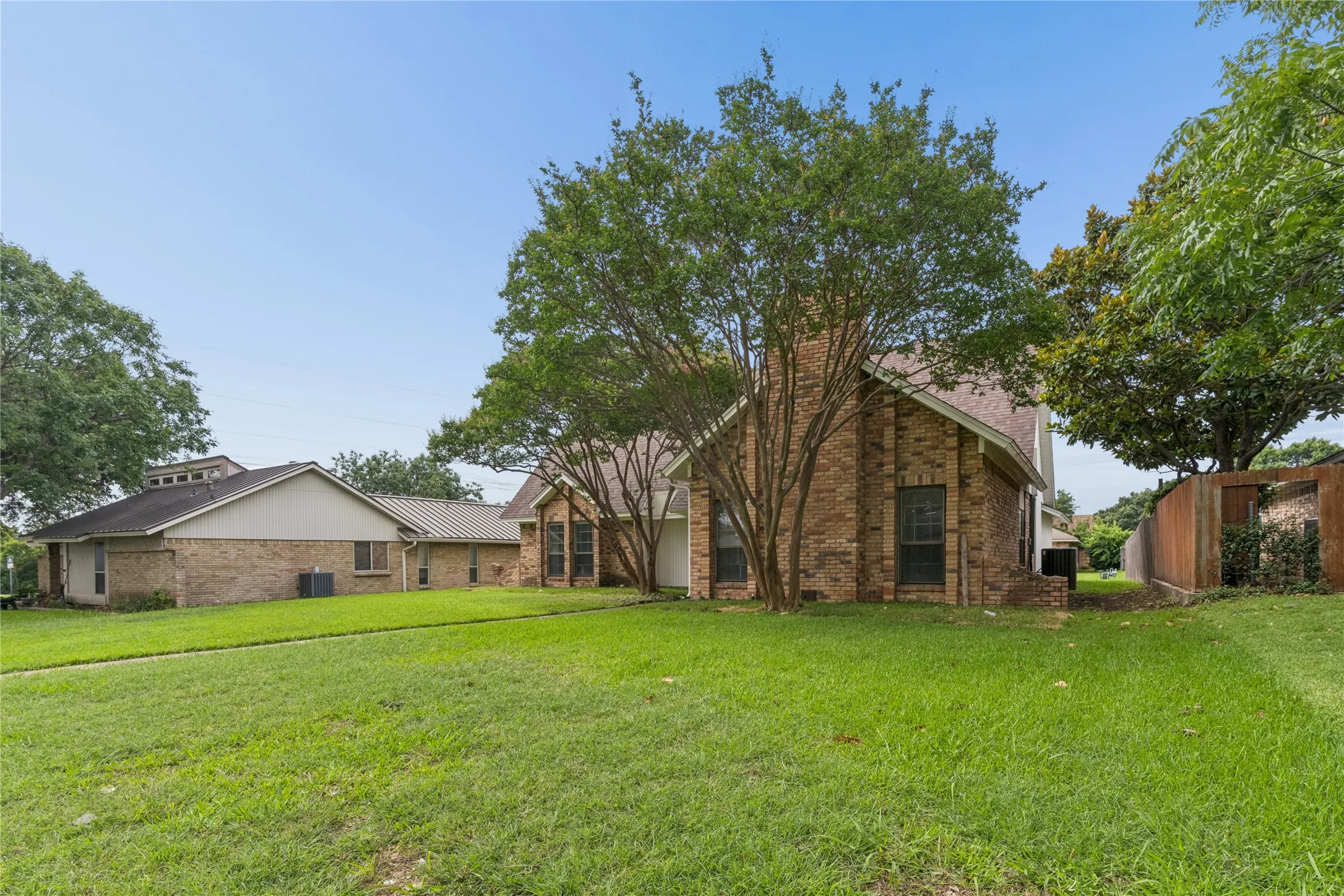 Single Family Residence For Sale in Dallas County , 1503 Springtree Circle, Richardson, Texas 75082, 4 Bedroom, 3 Bathroom, 2 Garage spaces, 2,392 Sqft, built in 1978, mls#21303705, Real Estate Agent in Richardson, Homes For Sale in Dallas county, Homes For Sale in Richardson, Realtor in Richardson Texas, Real Estate Brokerage Independent Realty Texas, Luminita Cordes Realtor