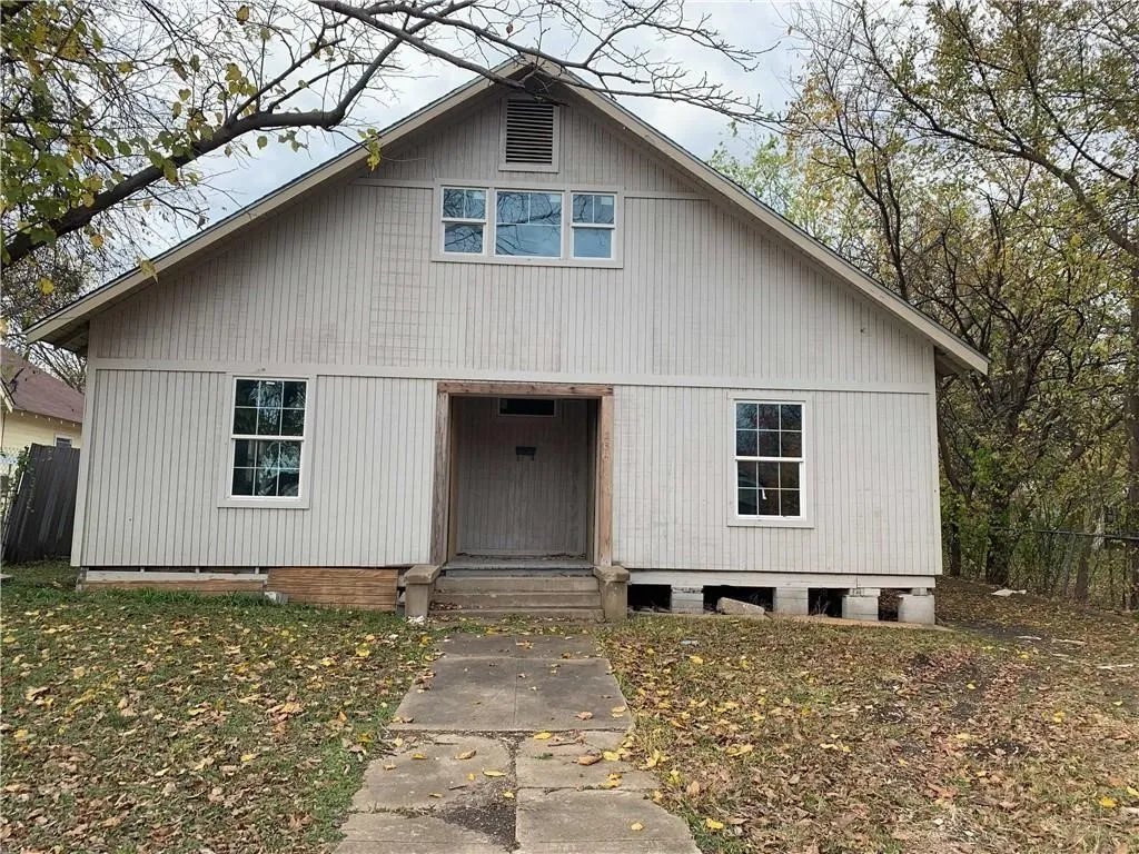 Single Family Residence For Sale in Mc Lennan County , 2307 Homan Avenue, Waco, Texas 76707, 5 Bedroom, 3 Bathroom, Garage spaces, 2,254 Sqft, built in 1930, mls#21300861, Real Estate Agent in Waco, Homes For Sale in Mc Lennan county, Homes For Sale in Waco, Realtor in Waco Texas, Real Estate Brokerage Independent Realty Texas, Luminita Cordes Realtor