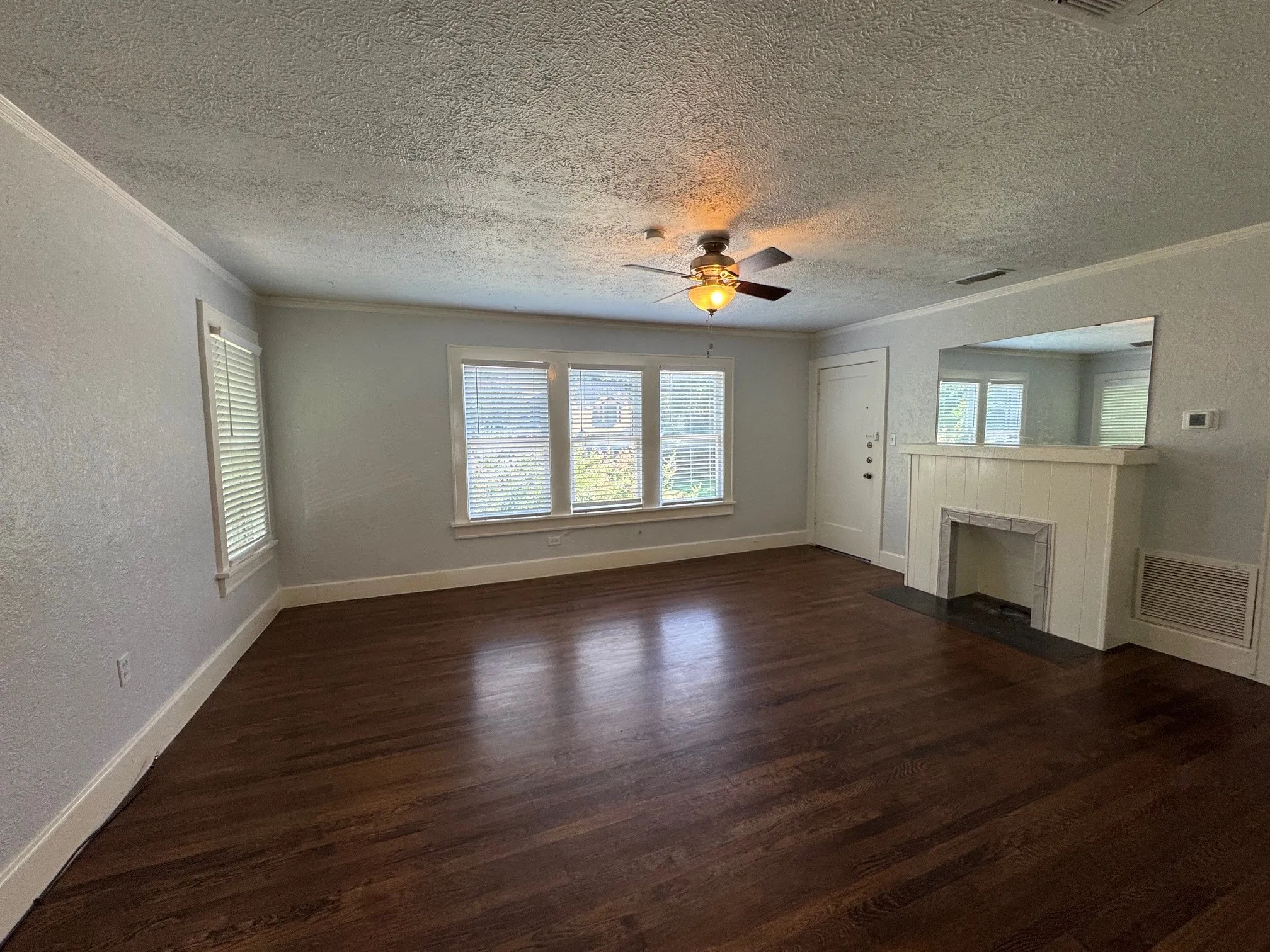 Apartment For Rent in Tarrant County , 515 Monticello Drive 3C, Fort Worth, Texas 76107, 1 Bedroom, 1 Bathroom, Garage spaces, 925 Sqft, built in 1932, mls#21303729, Real Estate Agent in Fort Worth, Homes For Rent in Tarrant county, Homes For Rent in Fort Worth, Realtor in Fort Worth Texas, Real Estate Brokerage Independent Realty Texas, Luminita Cordes Realtor