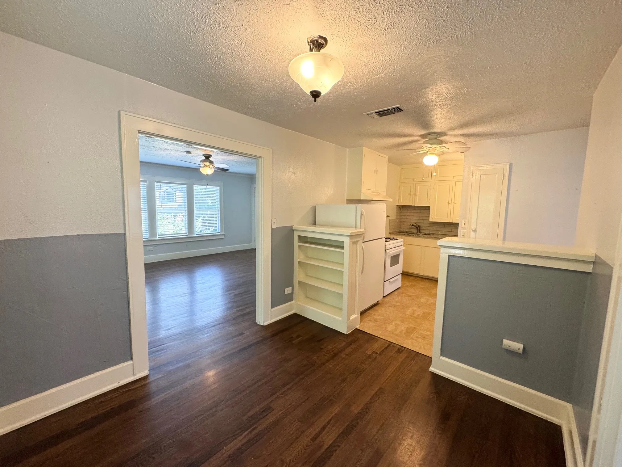 Apartment For Rent in Tarrant County , 515 Monticello Drive 3C, Fort Worth, Texas 76107, 1 Bedroom, 1 Bathroom, Garage spaces, 925 Sqft, built in 1932, mls#21303729, Real Estate Agent in Fort Worth, Homes For Rent in Tarrant county, Homes For Rent in Fort Worth, Realtor in Fort Worth Texas, Real Estate Brokerage Independent Realty Texas, Luminita Cordes Realtor