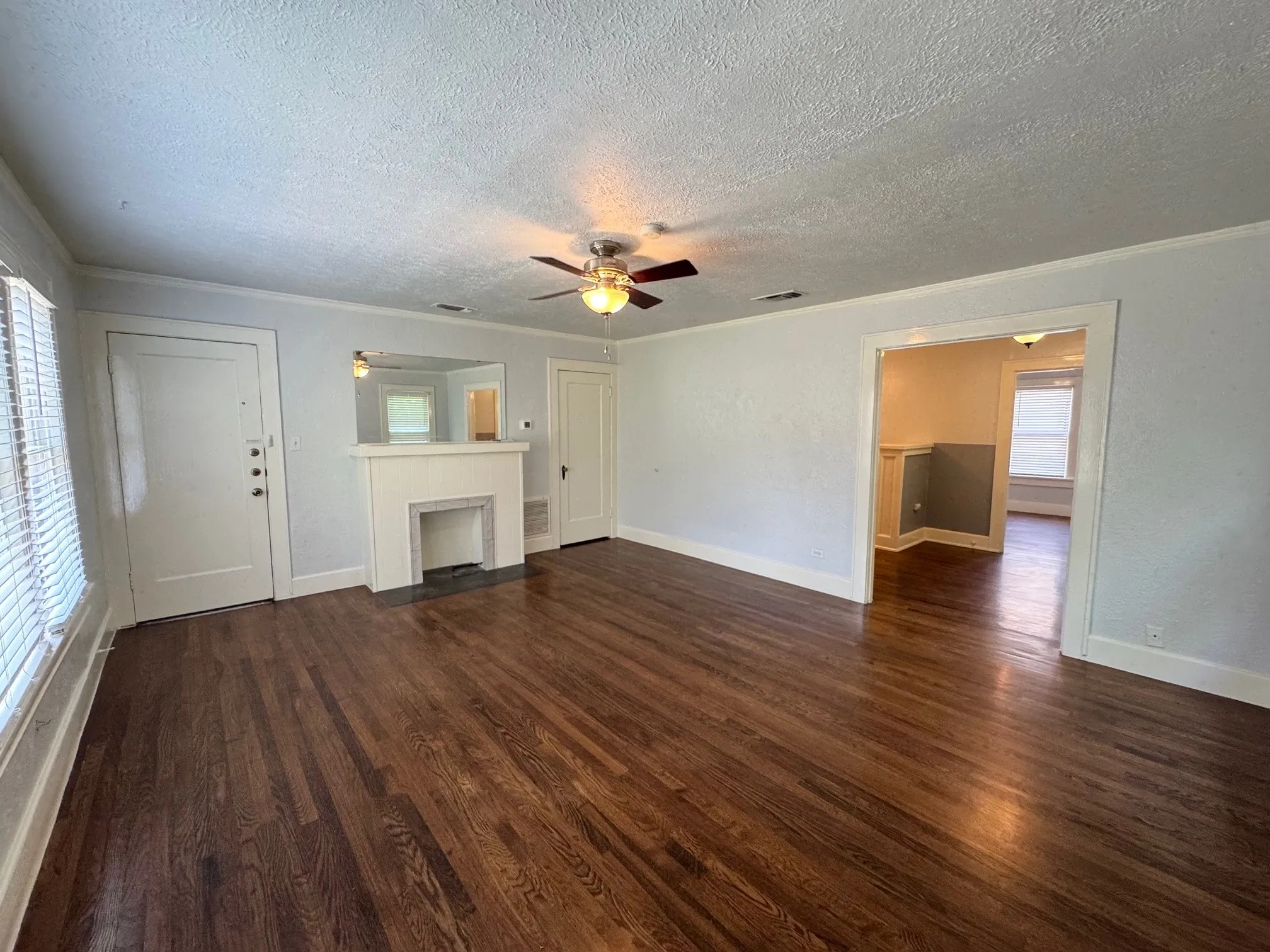 Apartment For Rent in Tarrant County , 515 Monticello Drive 3C, Fort Worth, Texas 76107, 1 Bedroom, 1 Bathroom, Garage spaces, 925 Sqft, built in 1932, mls#21303729, Real Estate Agent in Fort Worth, Homes For Rent in Tarrant county, Homes For Rent in Fort Worth, Realtor in Fort Worth Texas, Real Estate Brokerage Independent Realty Texas, Luminita Cordes Realtor