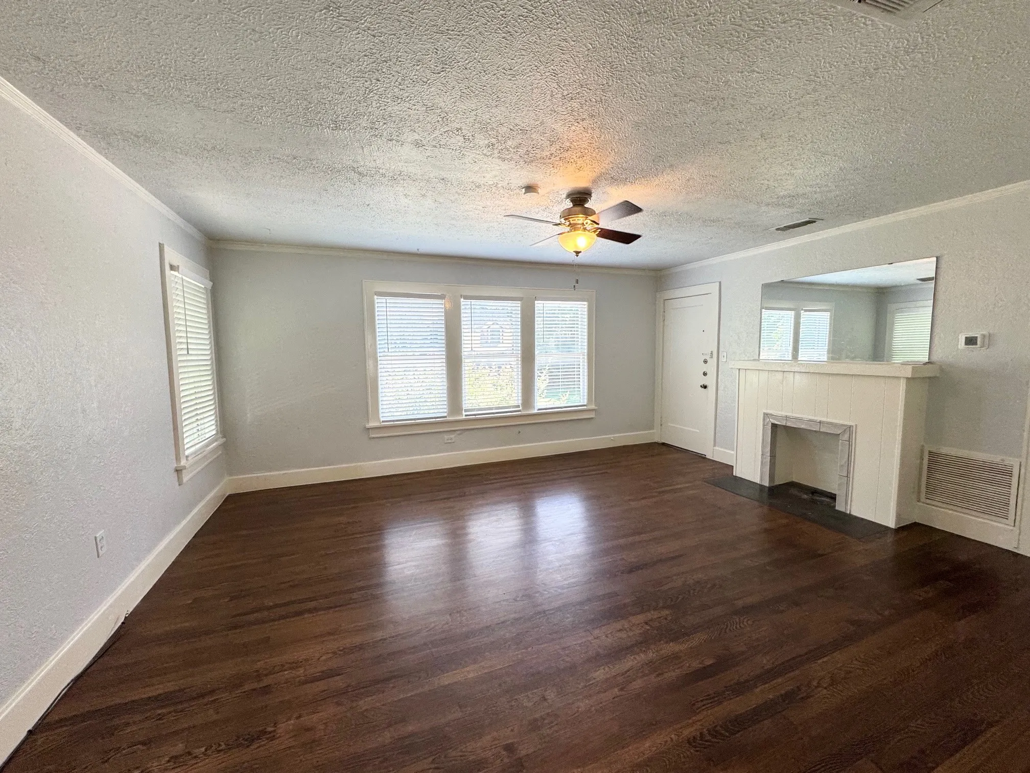 Apartment For Rent in Tarrant County , 515 Monticello Drive 3C, Fort Worth, Texas 76107, 1 Bedroom, 1 Bathroom, Garage spaces, 925 Sqft, built in 1932, mls#21303729, Real Estate Agent in Fort Worth, Homes For Rent in Tarrant county, Homes For Rent in Fort Worth, Realtor in Fort Worth Texas, Real Estate Brokerage Independent Realty Texas, Luminita Cordes Realtor