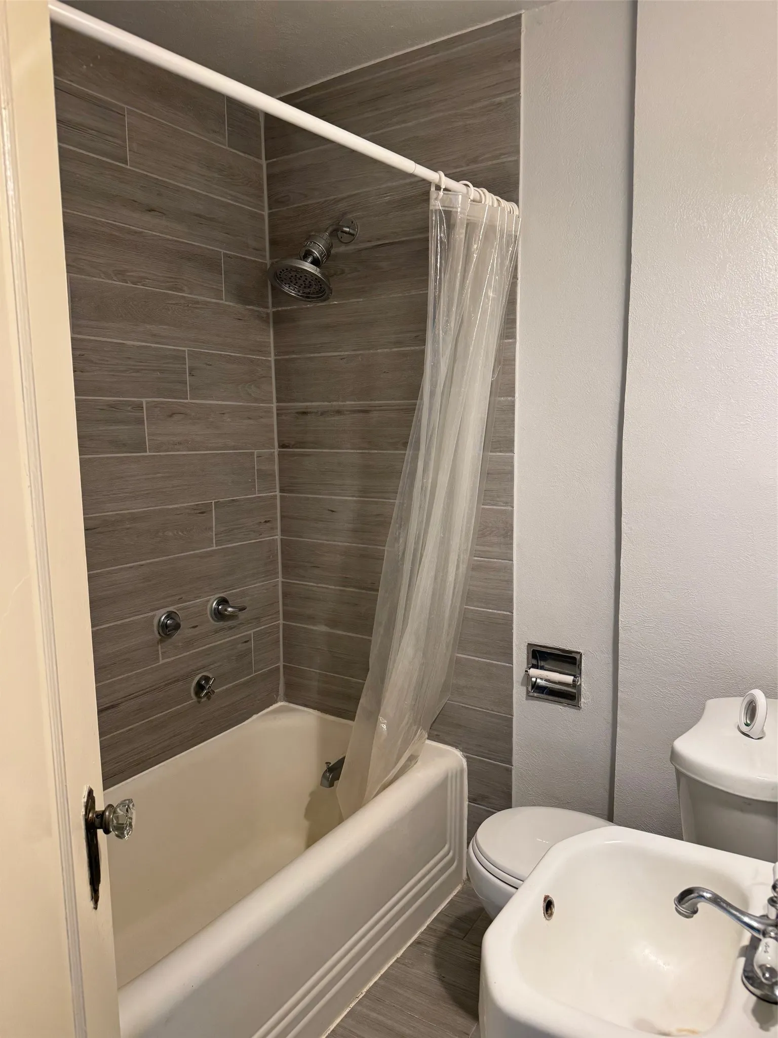 Apartment For Rent in Tarrant County , 515 Monticello Drive 3C, Fort Worth, Texas 76107, 1 Bedroom, 1 Bathroom, Garage spaces, 925 Sqft, built in 1932, mls#21303729, Real Estate Agent in Fort Worth, Homes For Rent in Tarrant county, Homes For Rent in Fort Worth, Realtor in Fort Worth Texas, Real Estate Brokerage Independent Realty Texas, Luminita Cordes Realtor