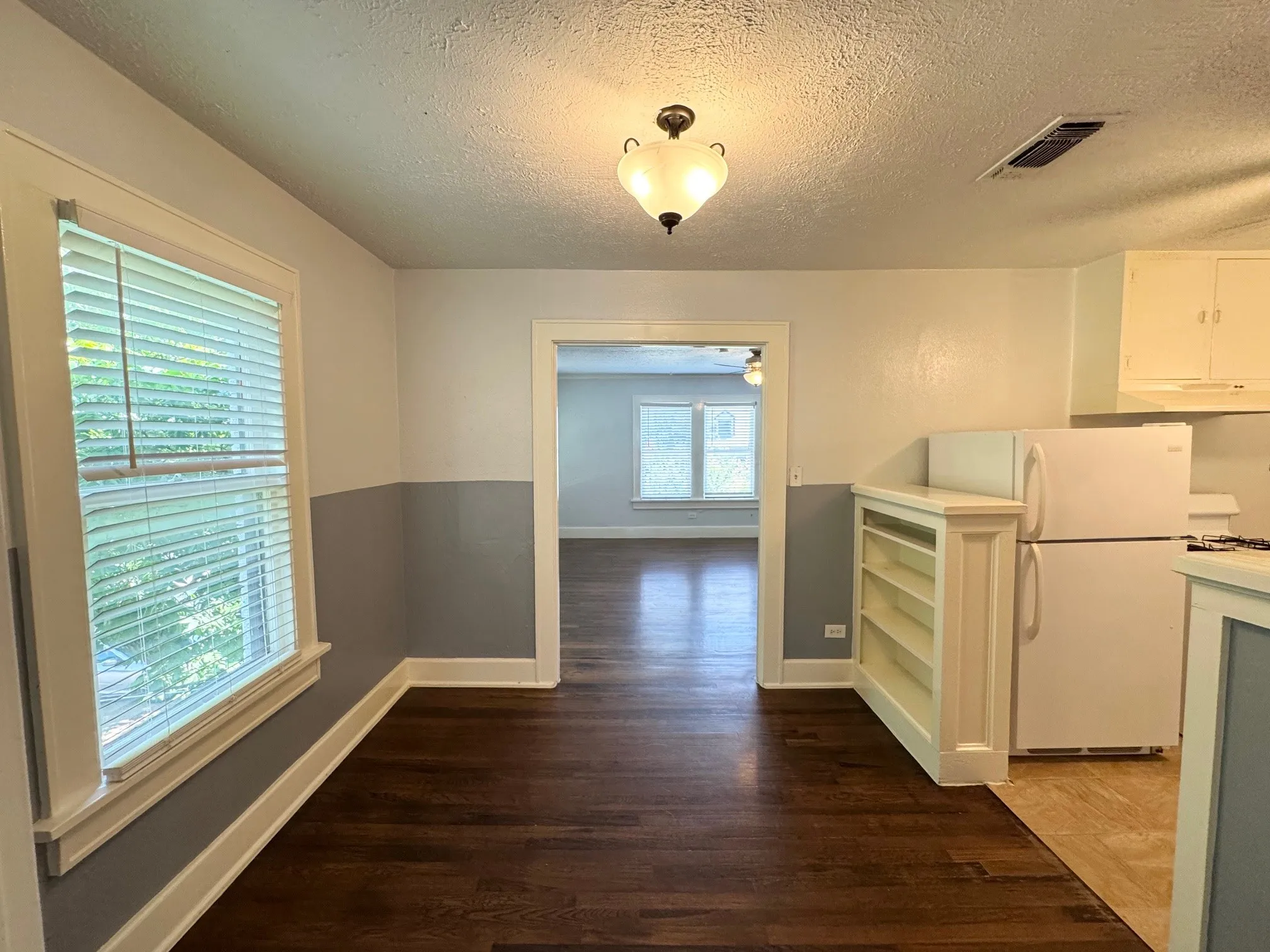 Apartment For Rent in Tarrant County , 515 Monticello Drive 3C, Fort Worth, Texas 76107, 1 Bedroom, 1 Bathroom, Garage spaces, 925 Sqft, built in 1932, mls#21303729, Real Estate Agent in Fort Worth, Homes For Rent in Tarrant county, Homes For Rent in Fort Worth, Realtor in Fort Worth Texas, Real Estate Brokerage Independent Realty Texas, Luminita Cordes Realtor