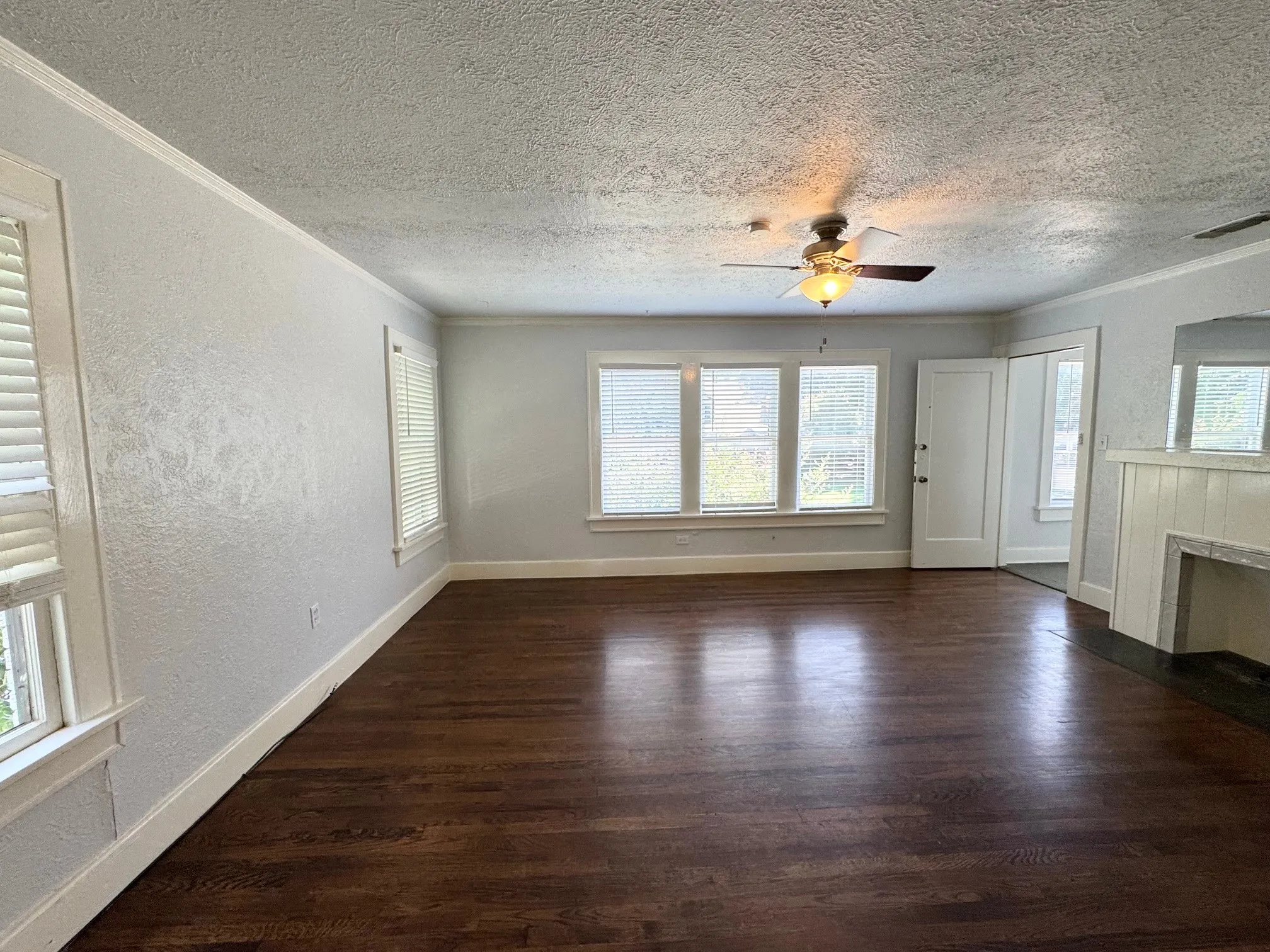 Apartment For Rent in Tarrant County , 515 Monticello Drive 3C, Fort Worth, Texas 76107, 1 Bedroom, 1 Bathroom, Garage spaces, 925 Sqft, built in 1932, mls#21303729, Real Estate Agent in Fort Worth, Homes For Rent in Tarrant county, Homes For Rent in Fort Worth, Realtor in Fort Worth Texas, Real Estate Brokerage Independent Realty Texas, Luminita Cordes Realtor