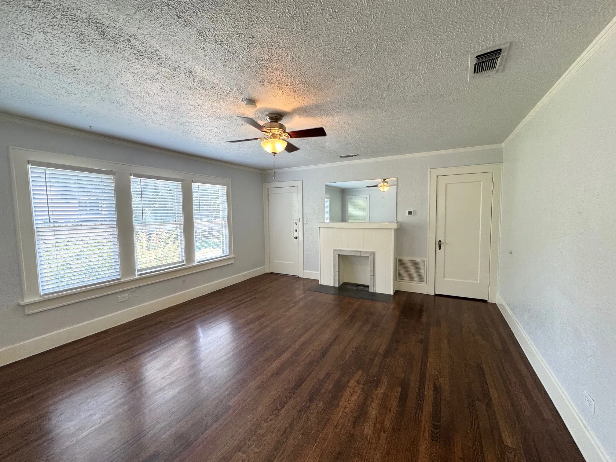 Apartment For Rent in Tarrant County , 515 Monticello Drive 3C, Fort Worth, Texas 76107, 1 Bedroom, 1 Bathroom, Garage spaces, 925 Sqft, built in 1932, mls#21303729, Real Estate Agent in Fort Worth, Homes For Rent in Tarrant county, Homes For Rent in Fort Worth, Realtor in Fort Worth Texas, Real Estate Brokerage Independent Realty Texas, Luminita Cordes Realtor