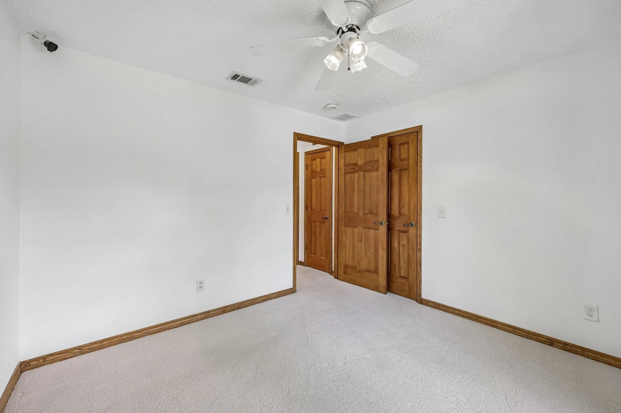 Single Family Residence For Sale in Collin County , 1524 Faringdon Drive, Plano, Texas 75075, 3 Bedroom, 3 Bathroom, 2 Garage spaces, 2,558 Sqft, built in 1982, mls#21296620, Real Estate Agent in Plano, Homes For Sale in Collin county, Homes For Sale in Plano, Realtor in Plano Texas, Real Estate Brokerage Independent Realty Texas, Luminita Cordes Realtor