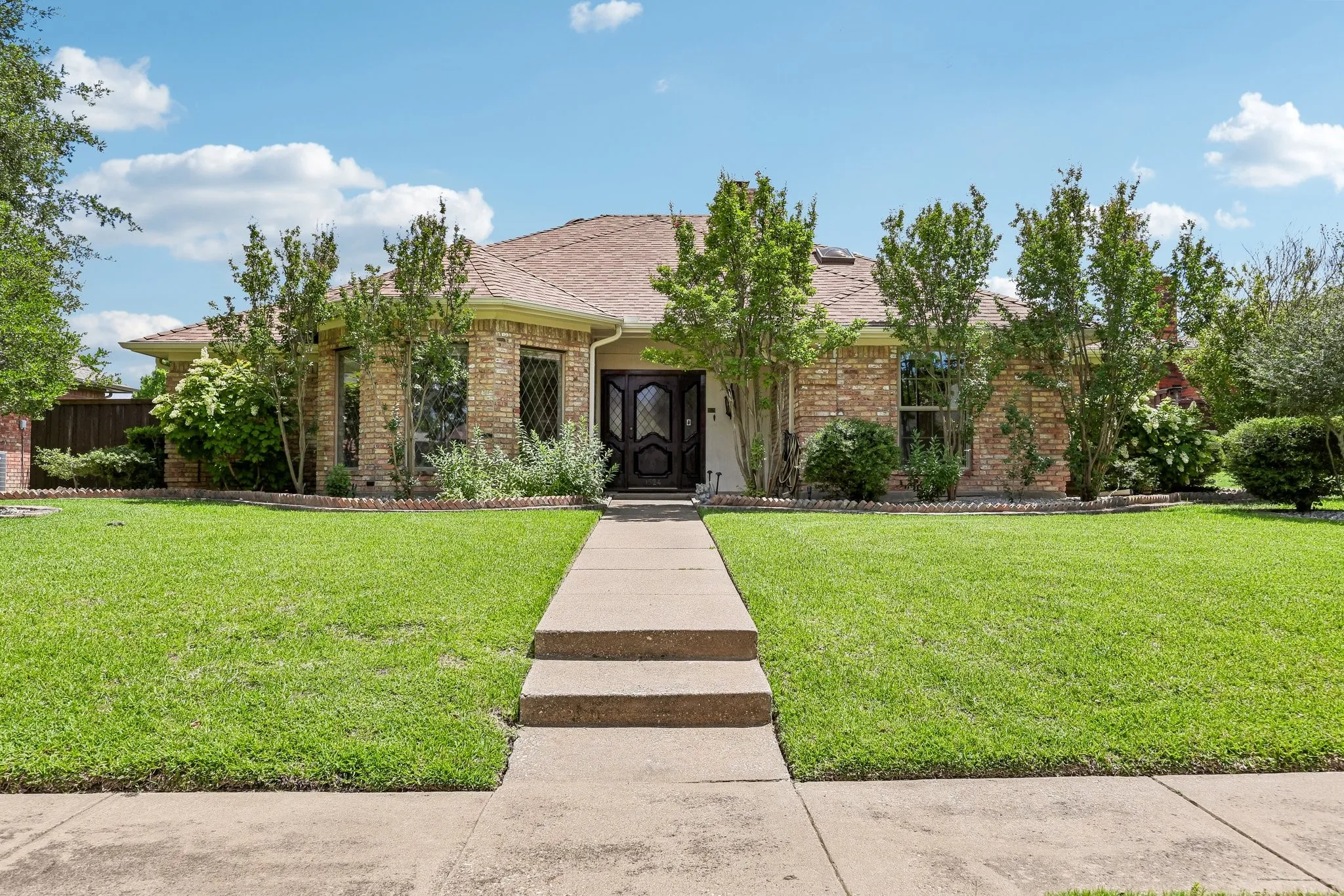 Single Family Residence For Sale in Collin County , 1524 Faringdon Drive, Plano, Texas 75075, 3 Bedroom, 3 Bathroom, 2 Garage spaces, 2,558 Sqft, built in 1982, mls#21296620, Real Estate Agent in Plano, Homes For Sale in Collin county, Homes For Sale in Plano, Realtor in Plano Texas, Real Estate Brokerage Independent Realty Texas, Luminita Cordes Realtor