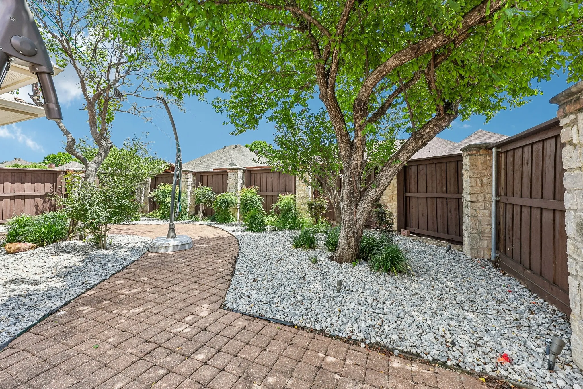 Single Family Residence For Sale in Collin County , 1524 Faringdon Drive, Plano, Texas 75075, 3 Bedroom, 3 Bathroom, 2 Garage spaces, 2,558 Sqft, built in 1982, mls#21296620, Real Estate Agent in Plano, Homes For Sale in Collin county, Homes For Sale in Plano, Realtor in Plano Texas, Real Estate Brokerage Independent Realty Texas, Luminita Cordes Realtor