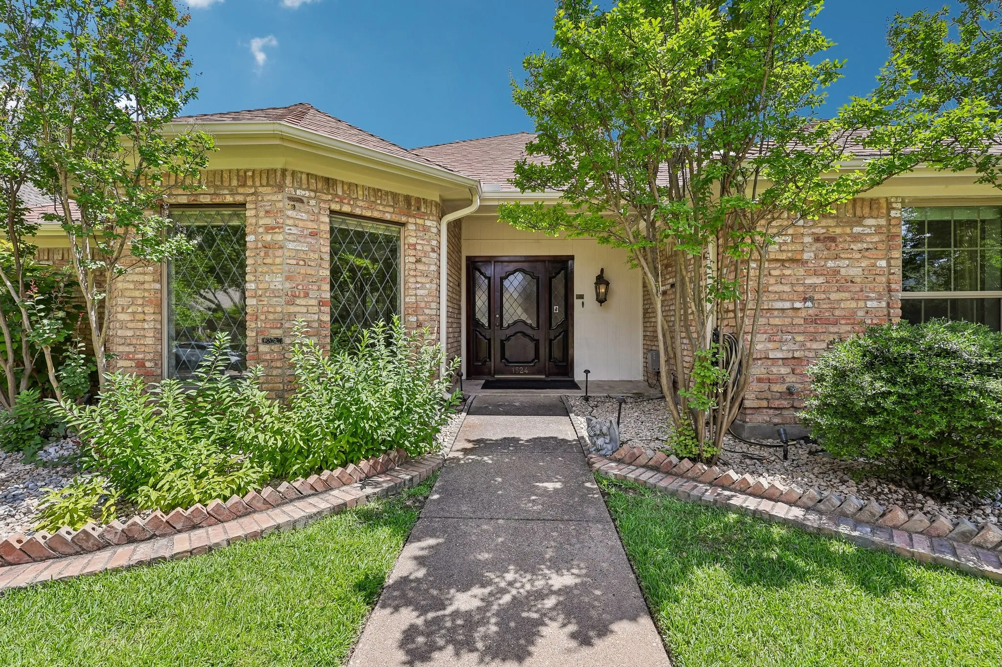 Single Family Residence For Sale in Collin County , 1524 Faringdon Drive, Plano, Texas 75075, 3 Bedroom, 3 Bathroom, 2 Garage spaces, 2,558 Sqft, built in 1982, mls#21296620, Real Estate Agent in Plano, Homes For Sale in Collin county, Homes For Sale in Plano, Realtor in Plano Texas, Real Estate Brokerage Independent Realty Texas, Luminita Cordes Realtor