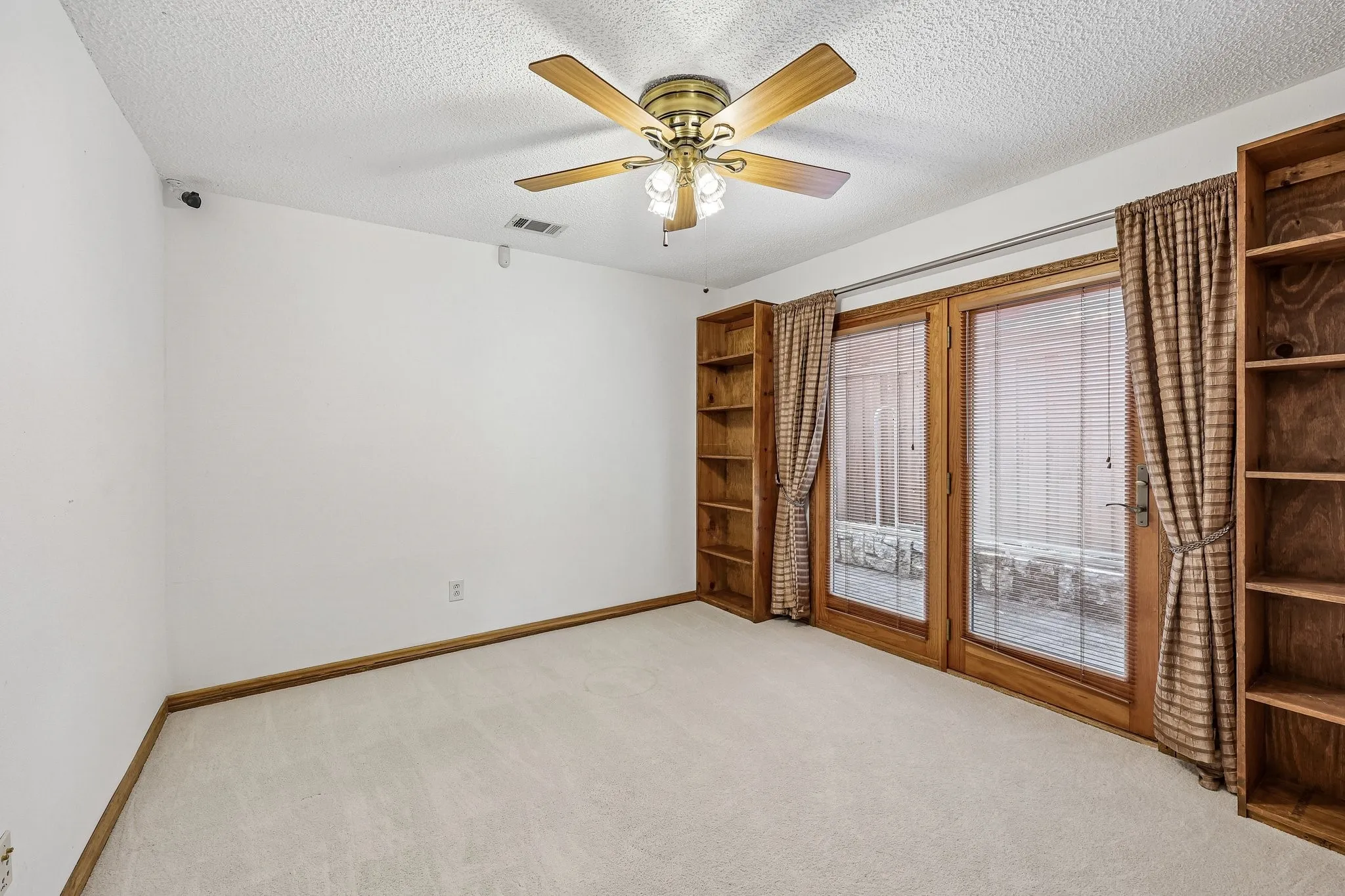 Single Family Residence For Sale in Collin County , 1524 Faringdon Drive, Plano, Texas 75075, 3 Bedroom, 3 Bathroom, 2 Garage spaces, 2,558 Sqft, built in 1982, mls#21296620, Real Estate Agent in Plano, Homes For Sale in Collin county, Homes For Sale in Plano, Realtor in Plano Texas, Real Estate Brokerage Independent Realty Texas, Luminita Cordes Realtor