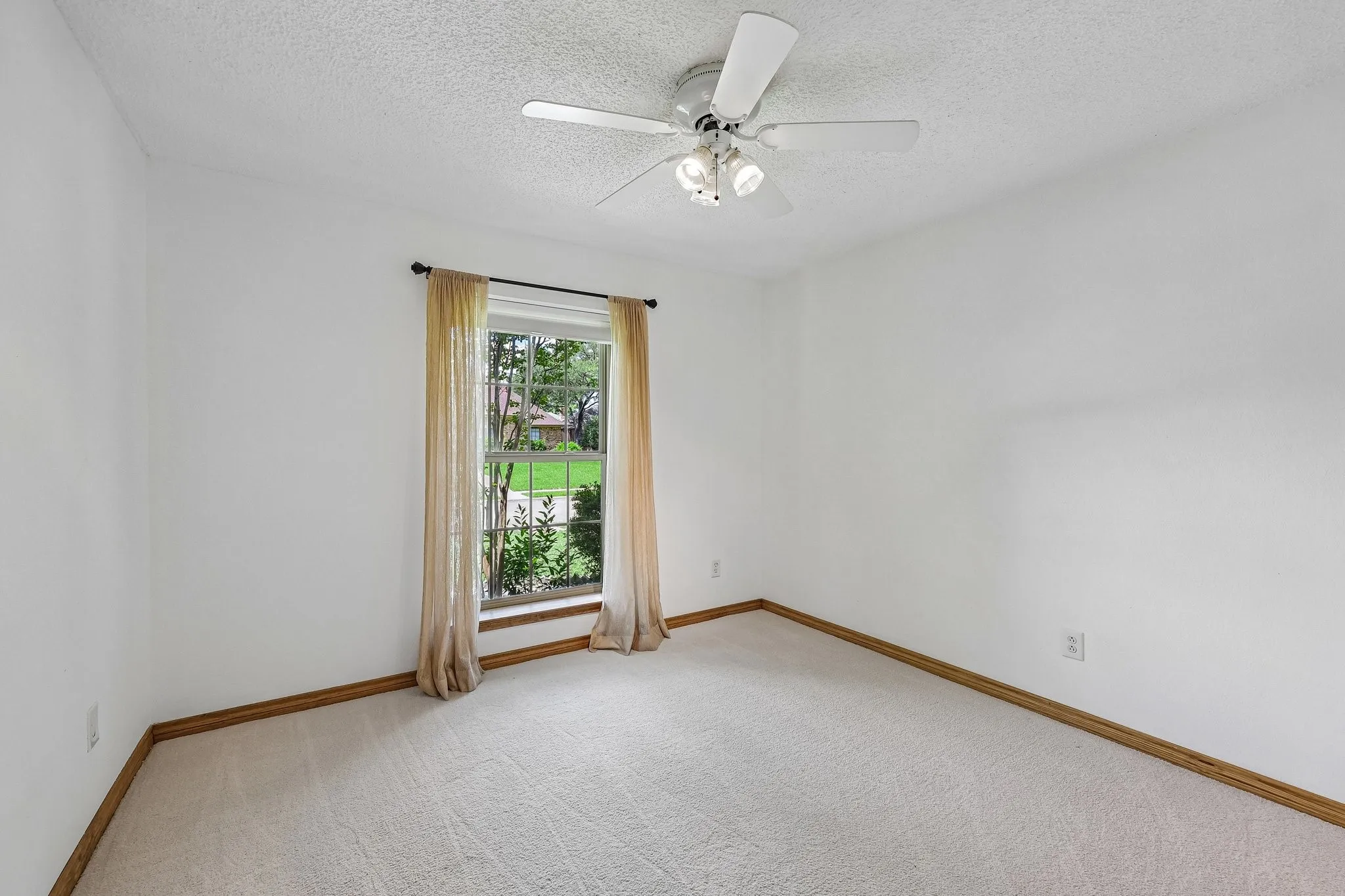 Single Family Residence For Sale in Collin County , 1524 Faringdon Drive, Plano, Texas 75075, 3 Bedroom, 3 Bathroom, 2 Garage spaces, 2,558 Sqft, built in 1982, mls#21296620, Real Estate Agent in Plano, Homes For Sale in Collin county, Homes For Sale in Plano, Realtor in Plano Texas, Real Estate Brokerage Independent Realty Texas, Luminita Cordes Realtor