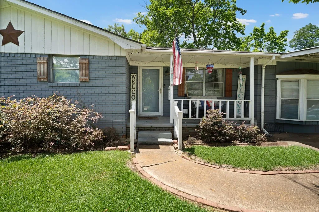 Single Family Residence For Sale in Anderson County , 403 Ridgewood, Palestine, Texas 75803, 3 Bedroom, 1 Bathroom, Garage spaces, 1,373 Sqft, built in 1960, mls#21303751, Real Estate Agent in Palestine, Homes For Sale in Anderson county, Homes For Sale in Palestine, Realtor in Palestine Texas, Real Estate Brokerage Independent Realty Texas, Luminita Cordes Realtor